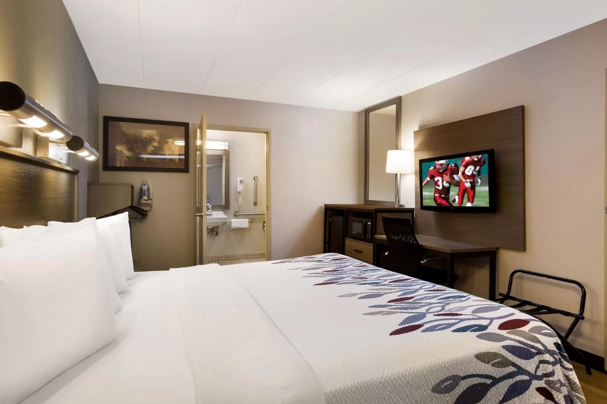 Photo of the whole room, Bed in Red Roof Inn Wilkes-Barre Arena