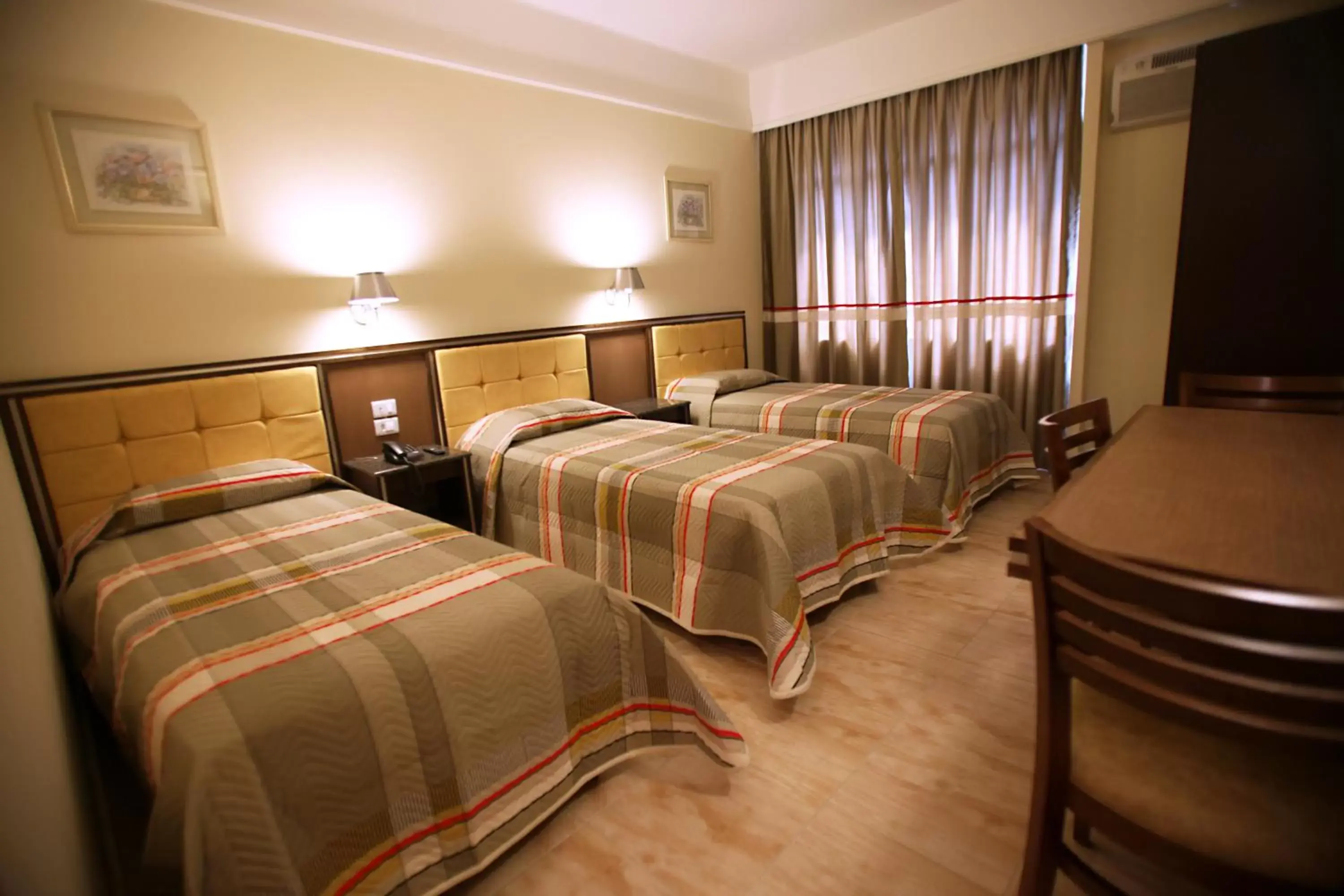 Photo of the whole room, Bed in Soneca Plaza Hotel