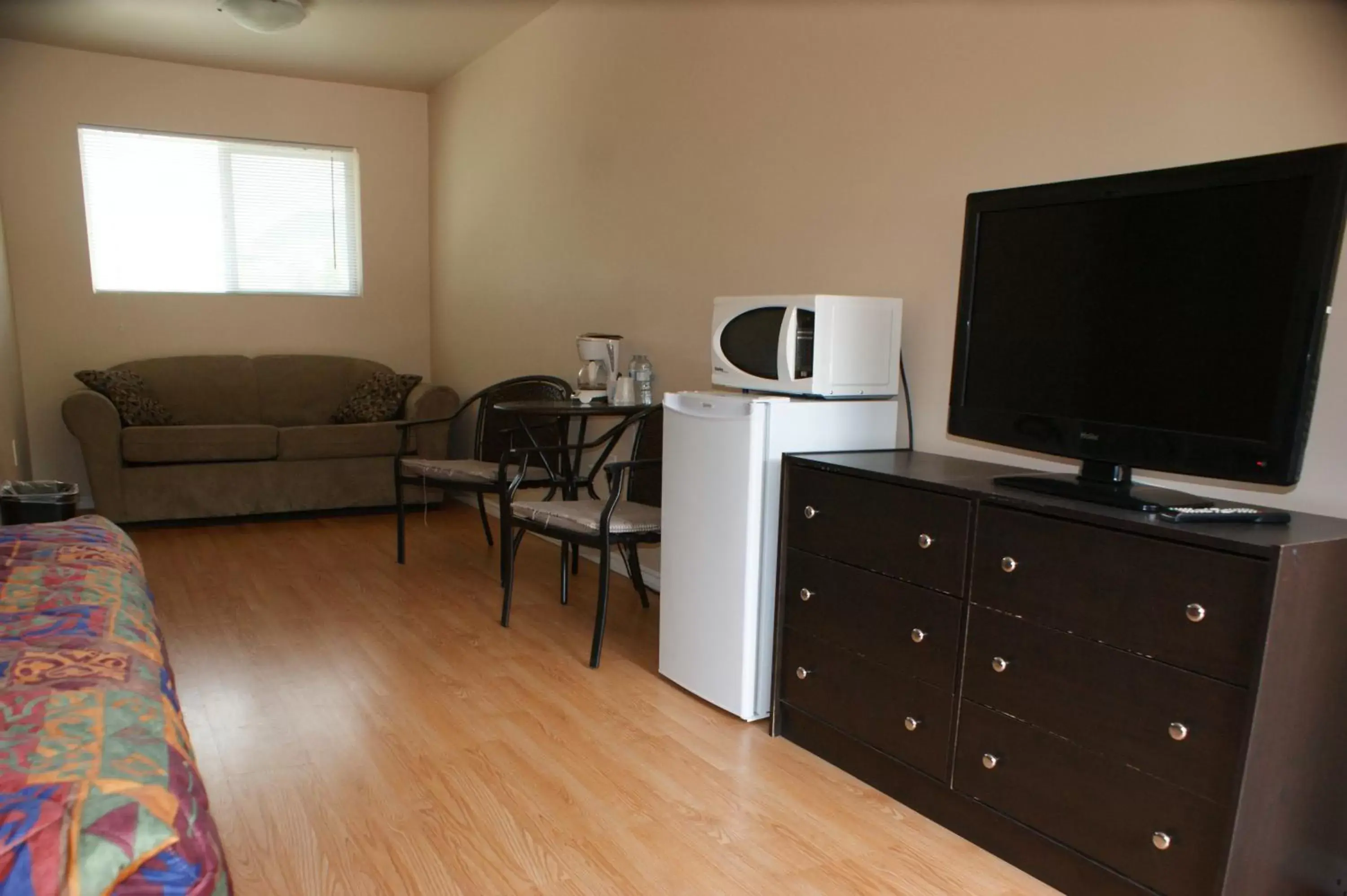 TV and multimedia, TV/Entertainment Center in Elks Motel