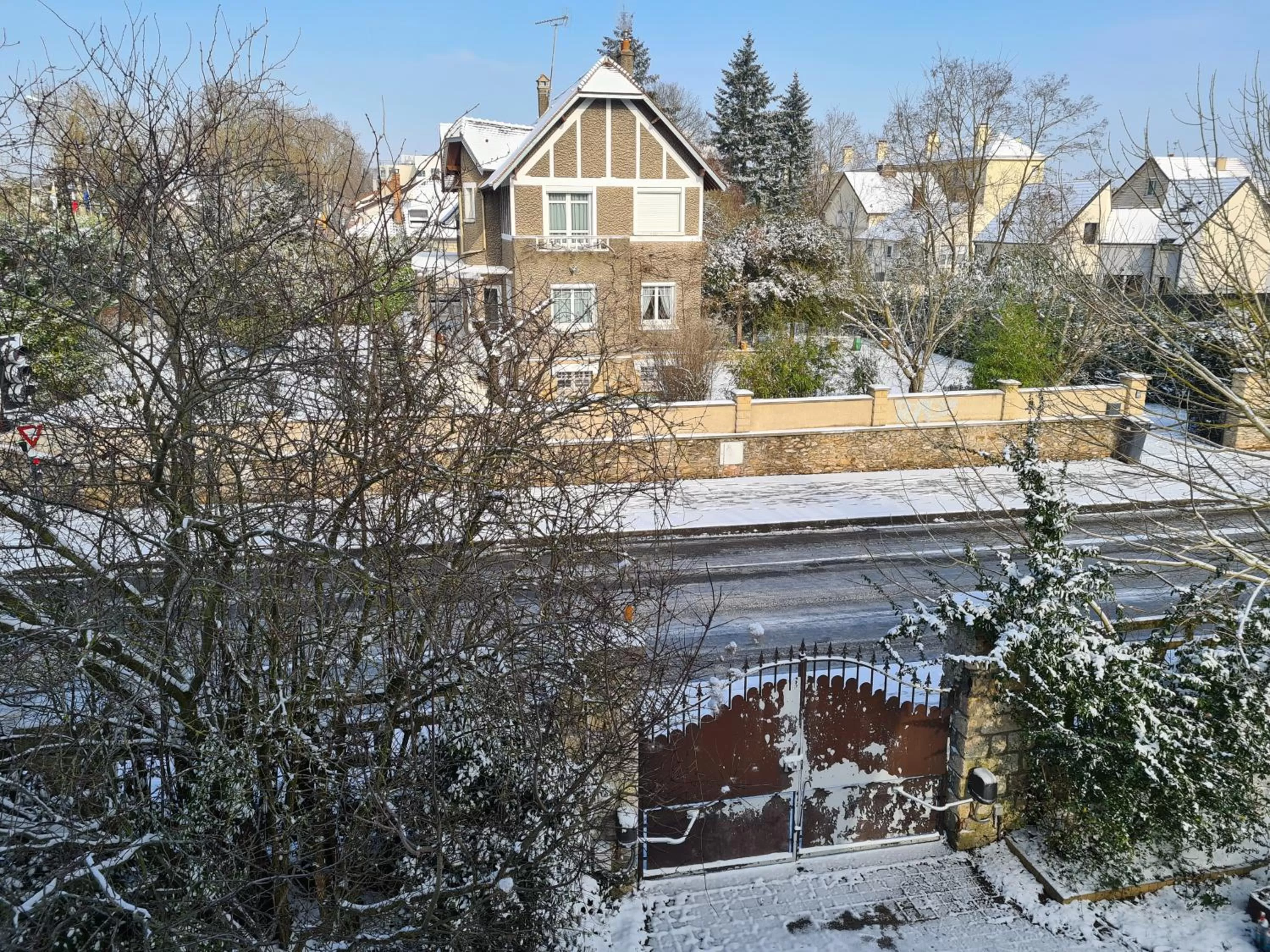 Garden view in Apakabar Homestay - proche gare Melun, parking privé, Netflix