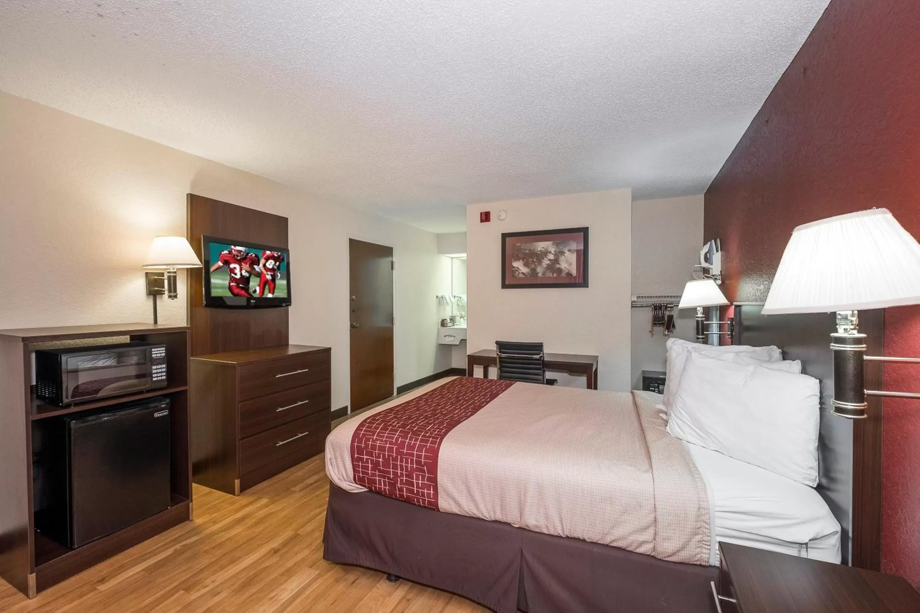 Photo of the whole room, Bed in Red Roof Inn Kingsland