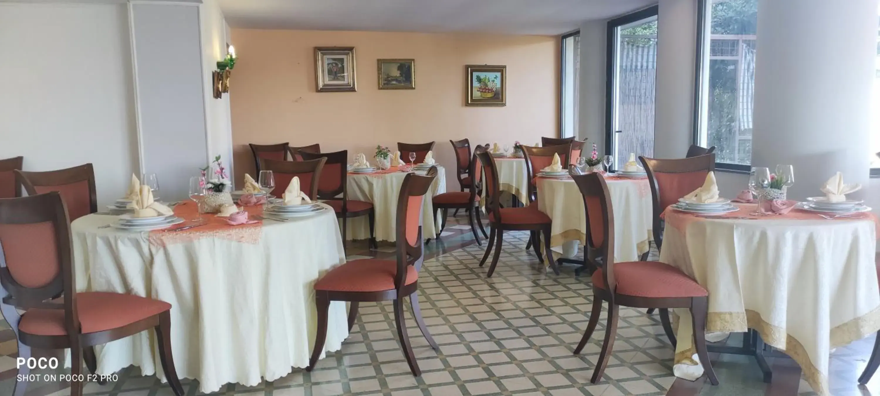 Restaurant/Places to Eat in Ares Hotel