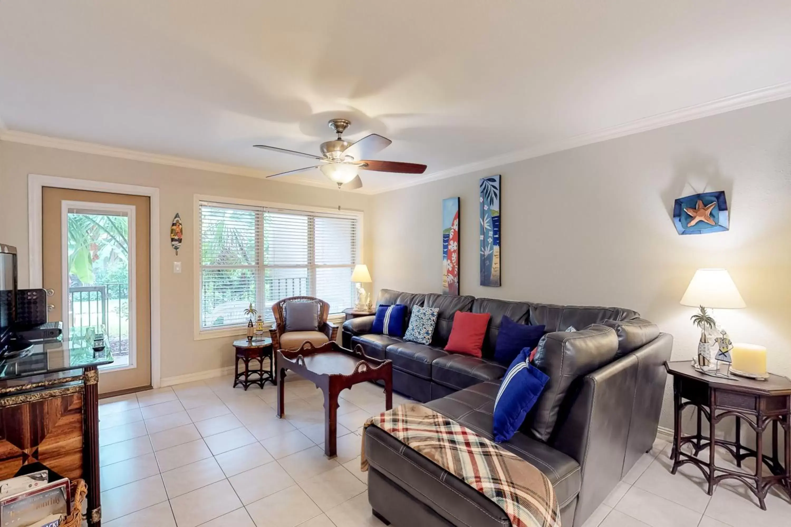 Seating Area in Beachview Condominiums: Wicker Wanderer (#109)