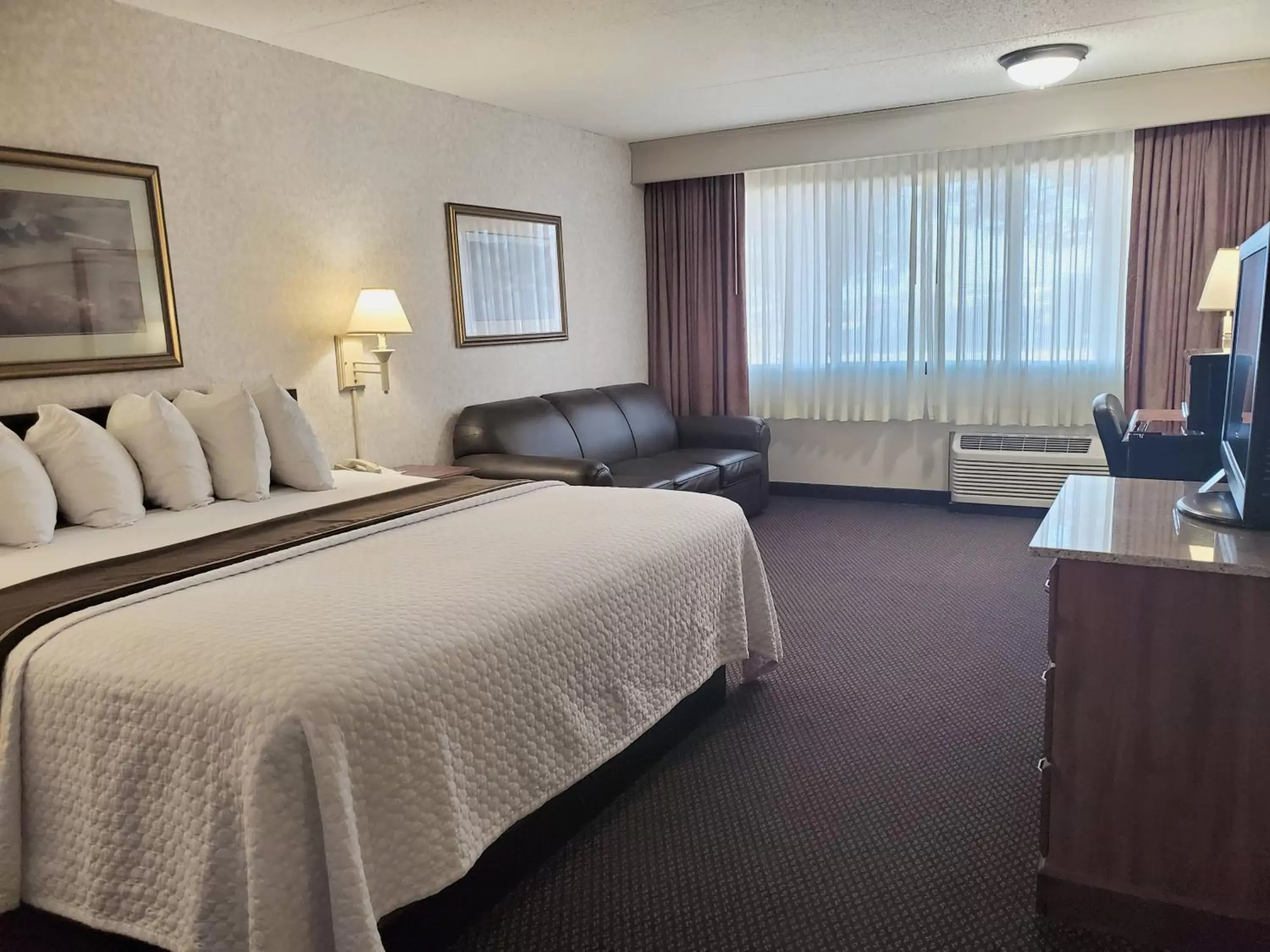 Photo of the whole room, Bed in Ramkota Hotel Watertown