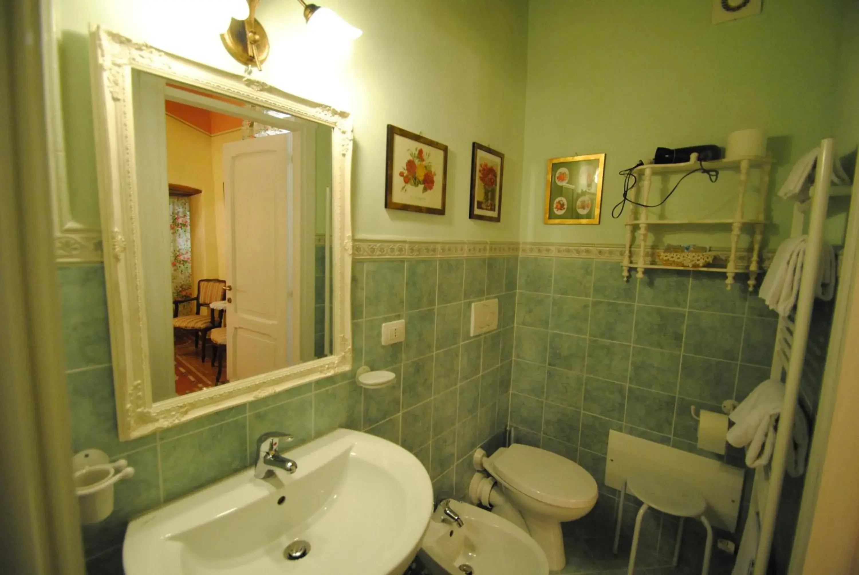 Shower, Bathroom in Torre Sangiovanni Albergo e Ristorante