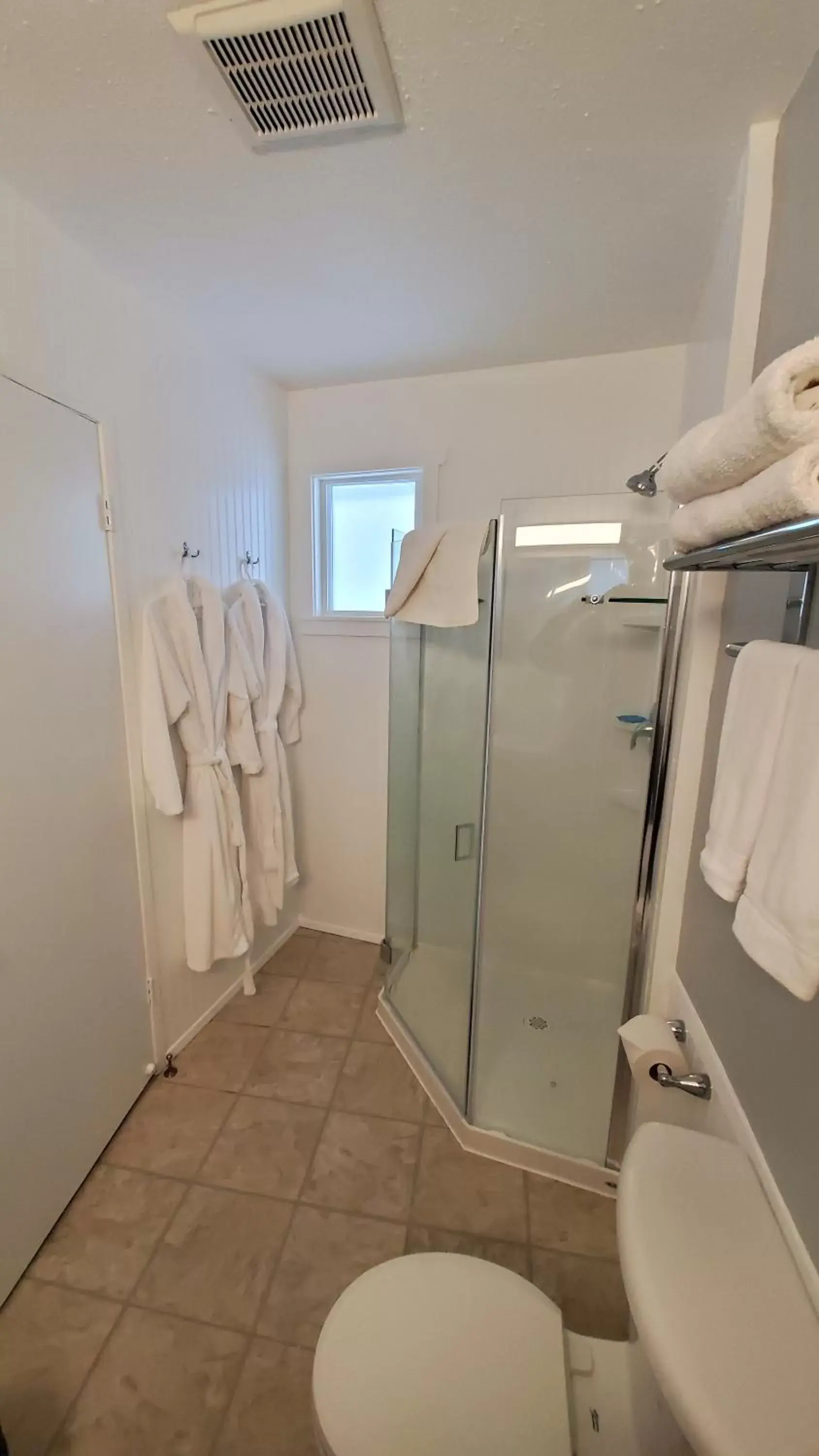 Shower, Bathroom in Celadon Lodge