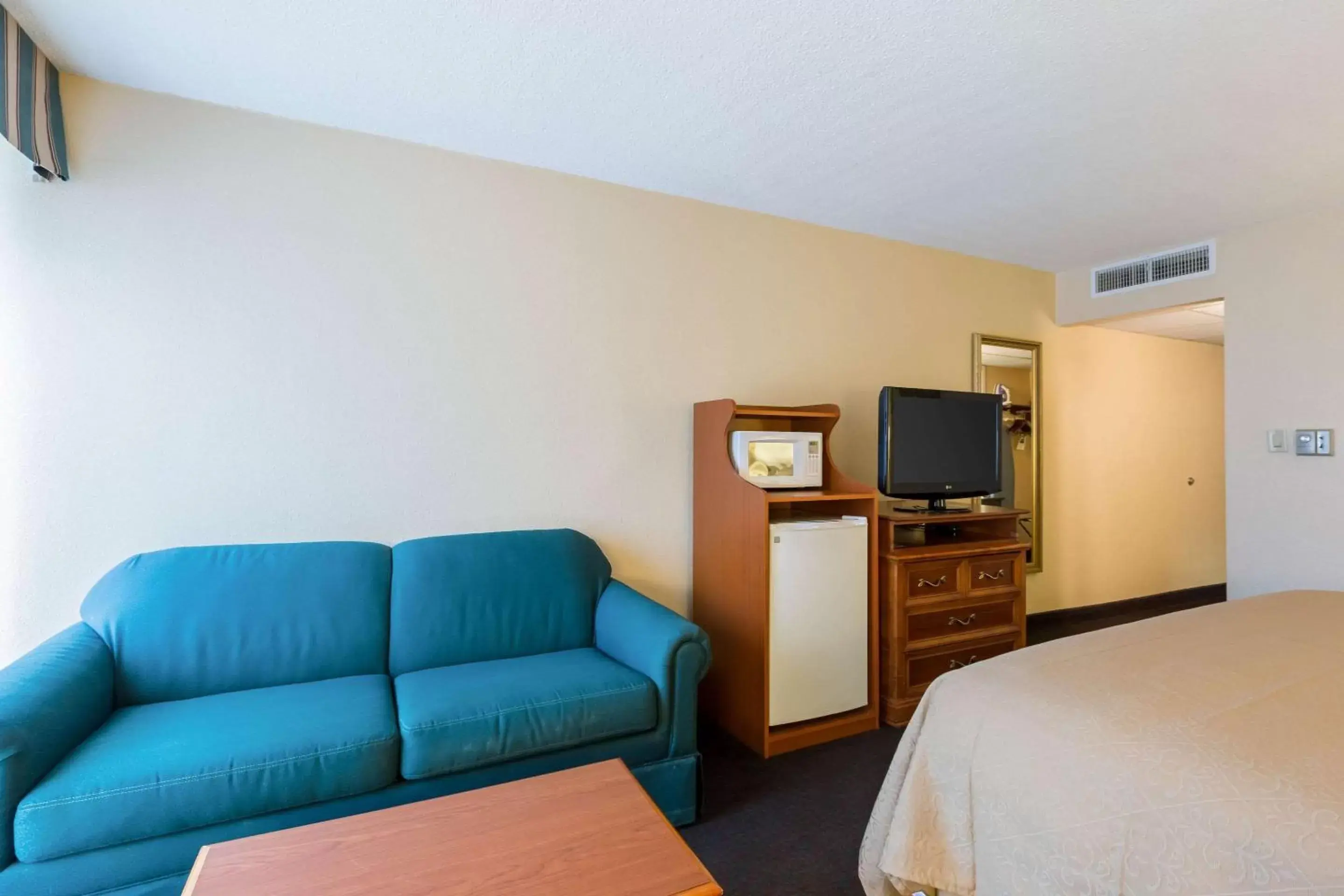 Photo of the whole room, Seating Area in Quality Inn and Conference Center I-80 Grand Island