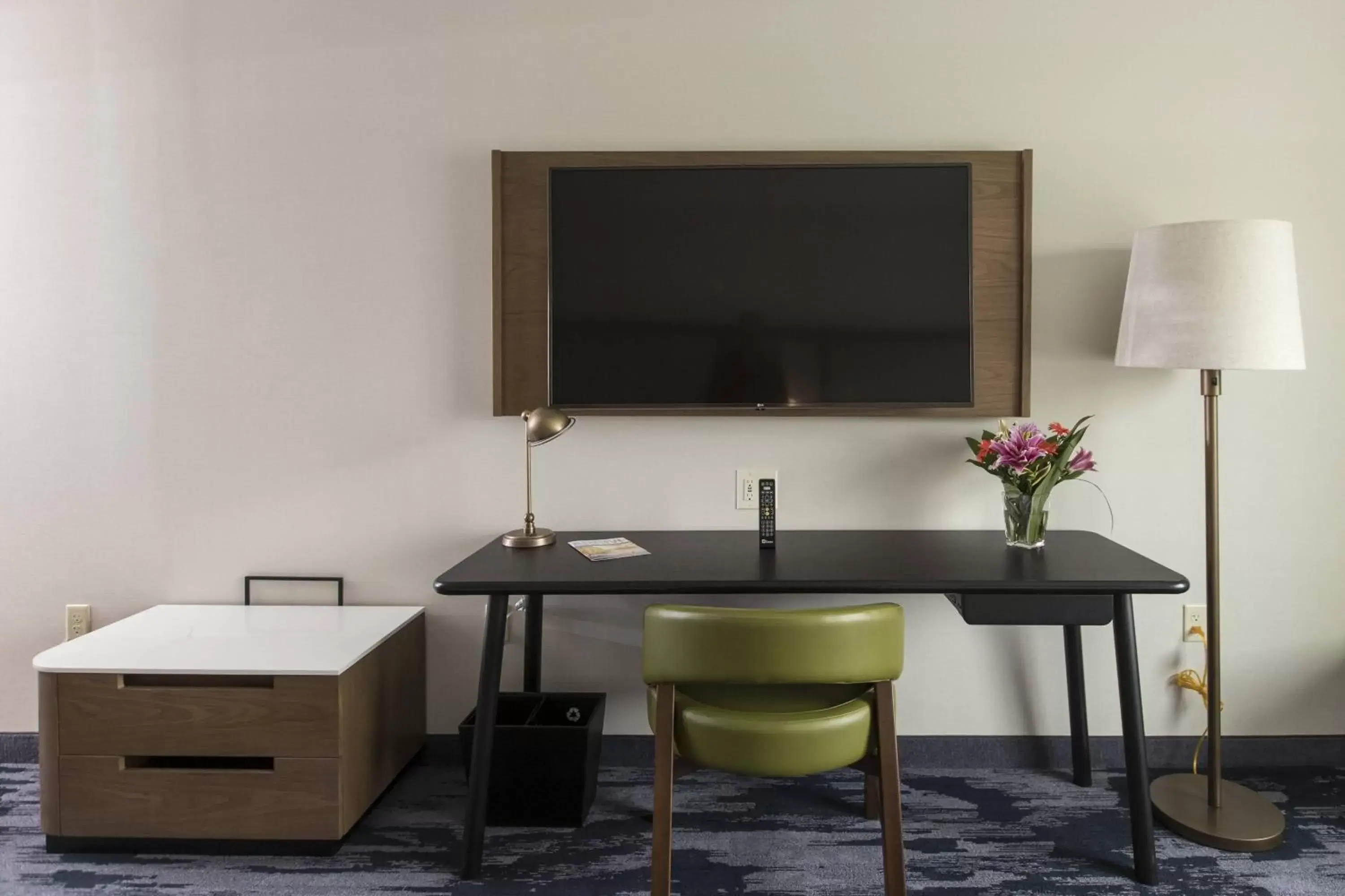 Photo of the whole room, TV/Entertainment Center in Fairfield Inn & Suites by Marriott Philadelphia Valley Forge/Great Valley