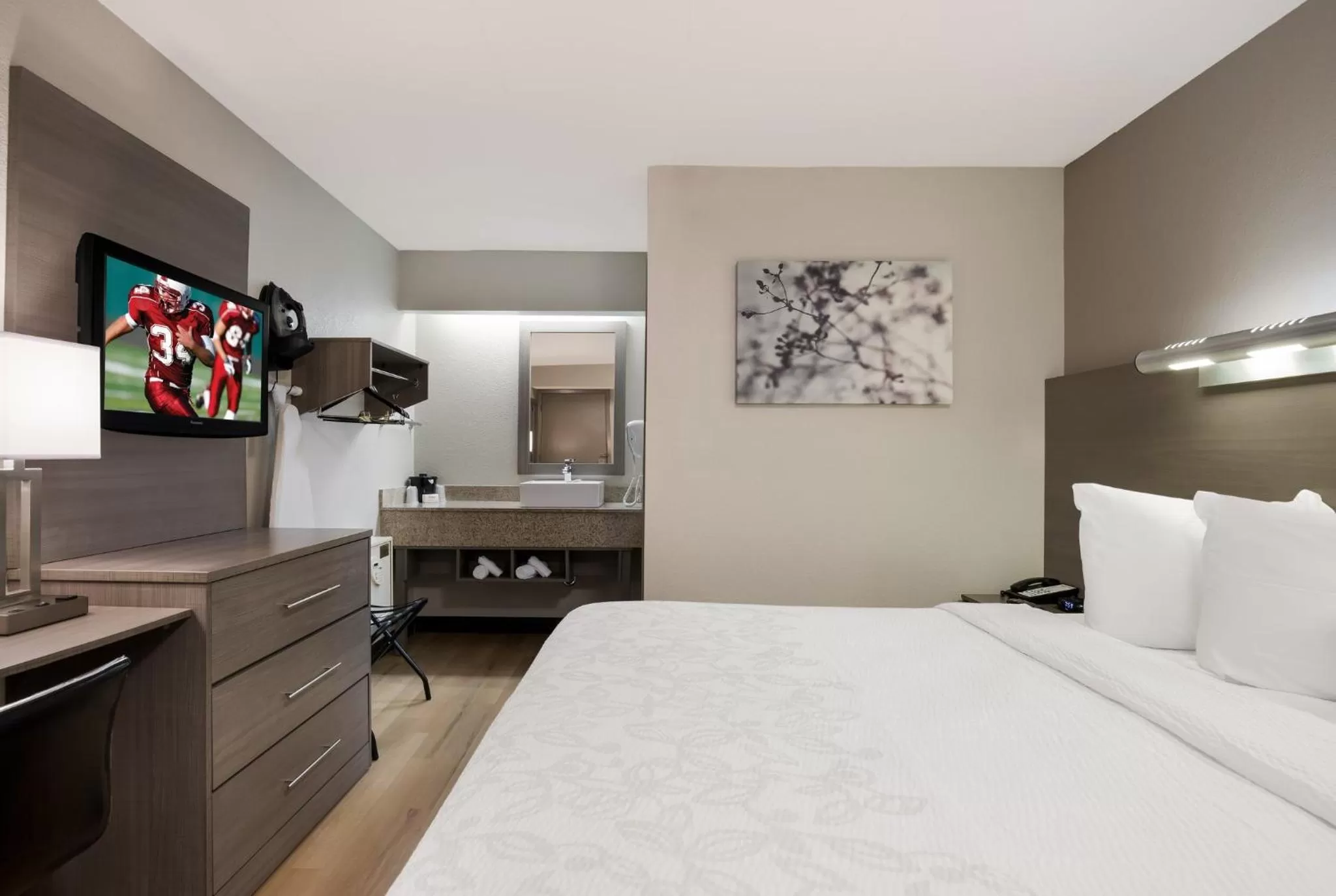 Photo of the whole room, Bed in Red Roof Inn PLUS+ Chicago - Naperville