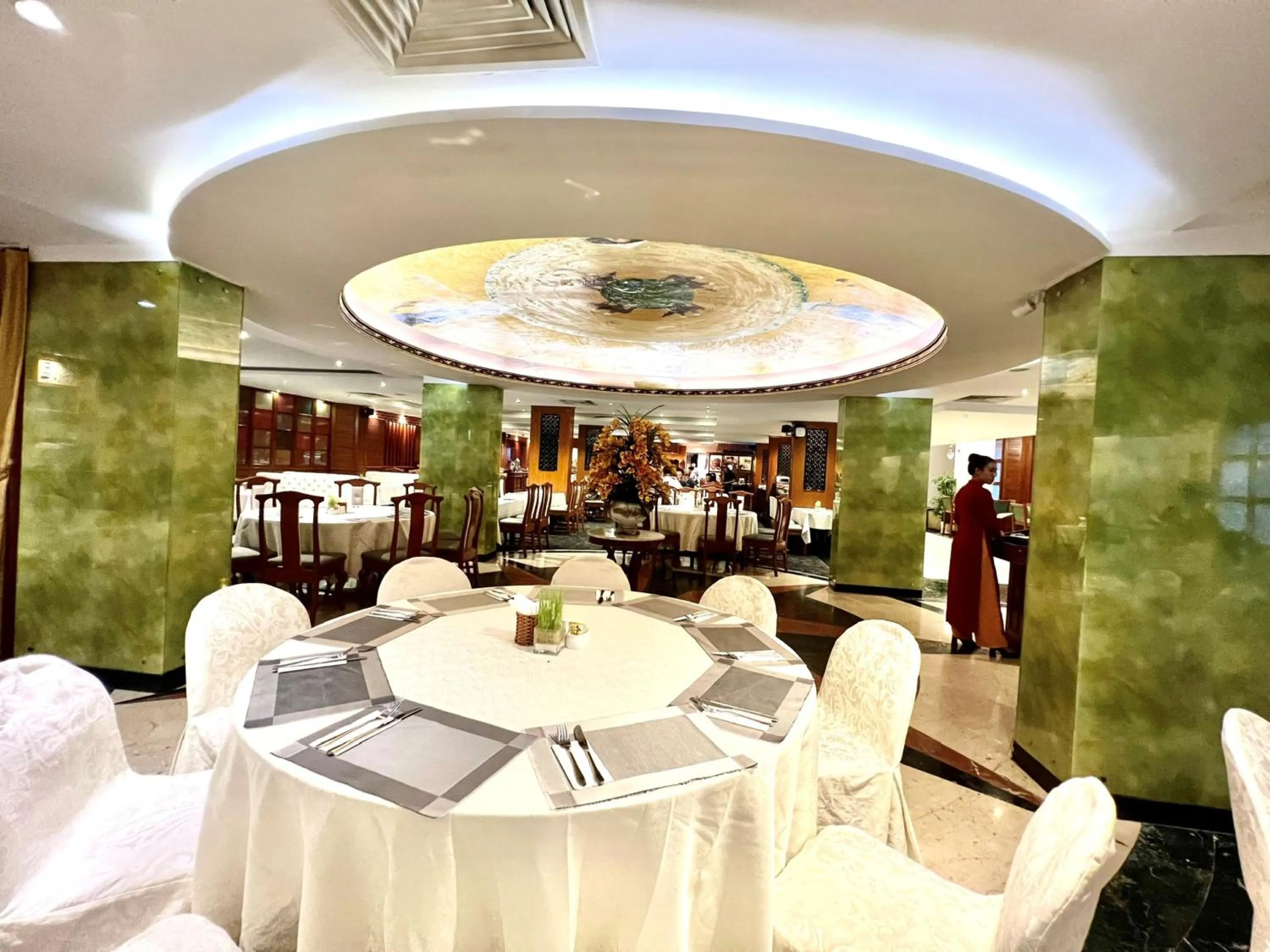 Restaurant/places to eat in Ramana Saigon Hotel