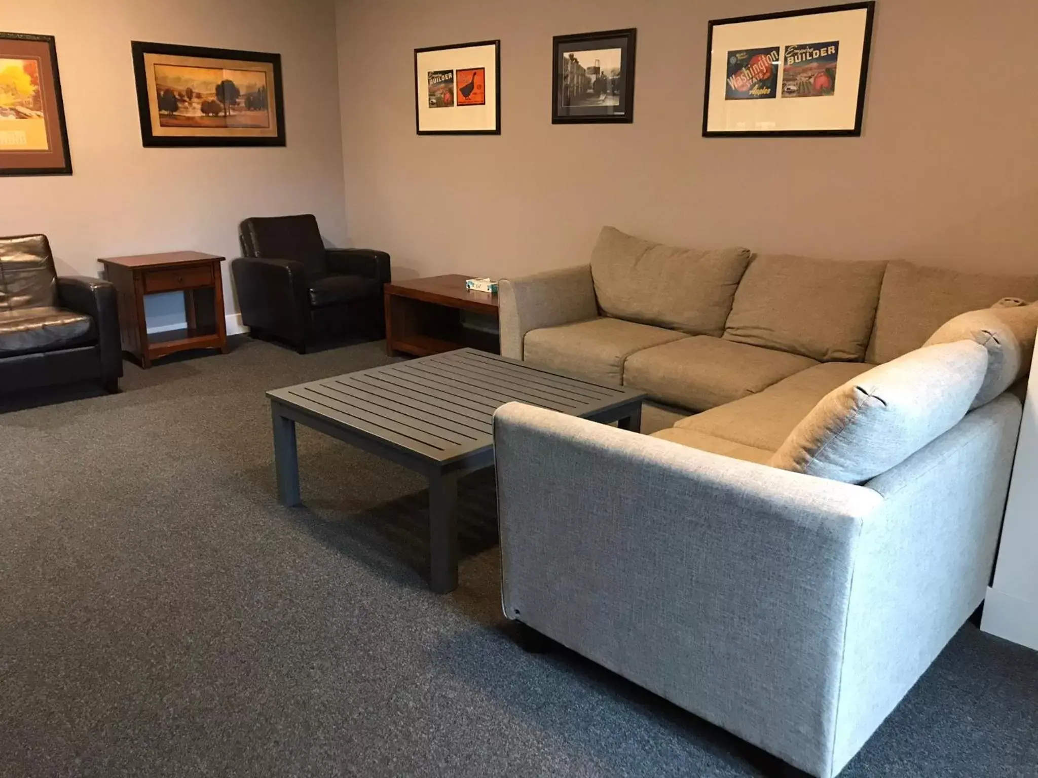 Three-Bedroom Suite in Blue Elk Inn Three-Bedroom Suite in Blue Elk Inn