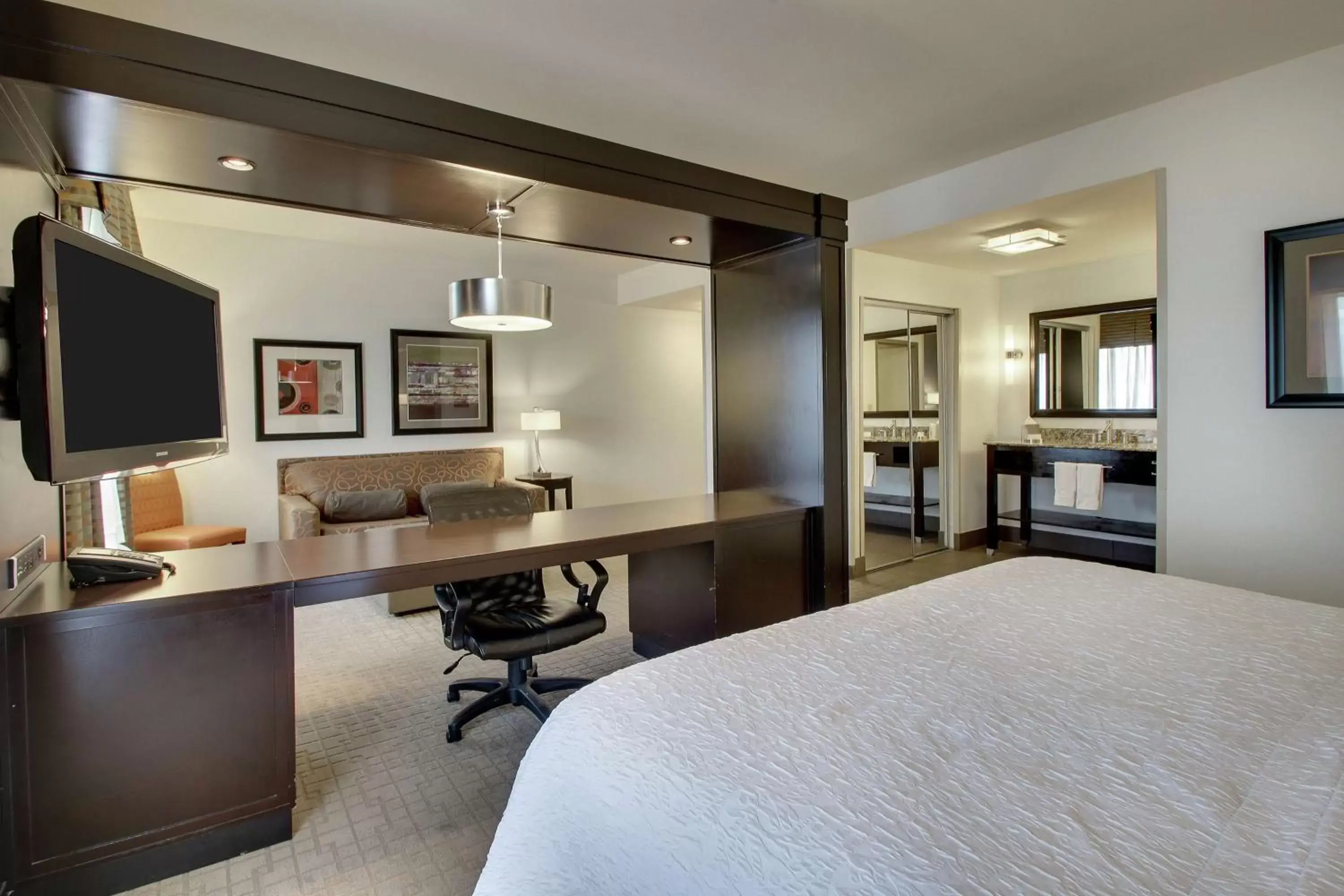 Bedroom, TV/Entertainment Center in Hampton Inn & Suites Shreveport