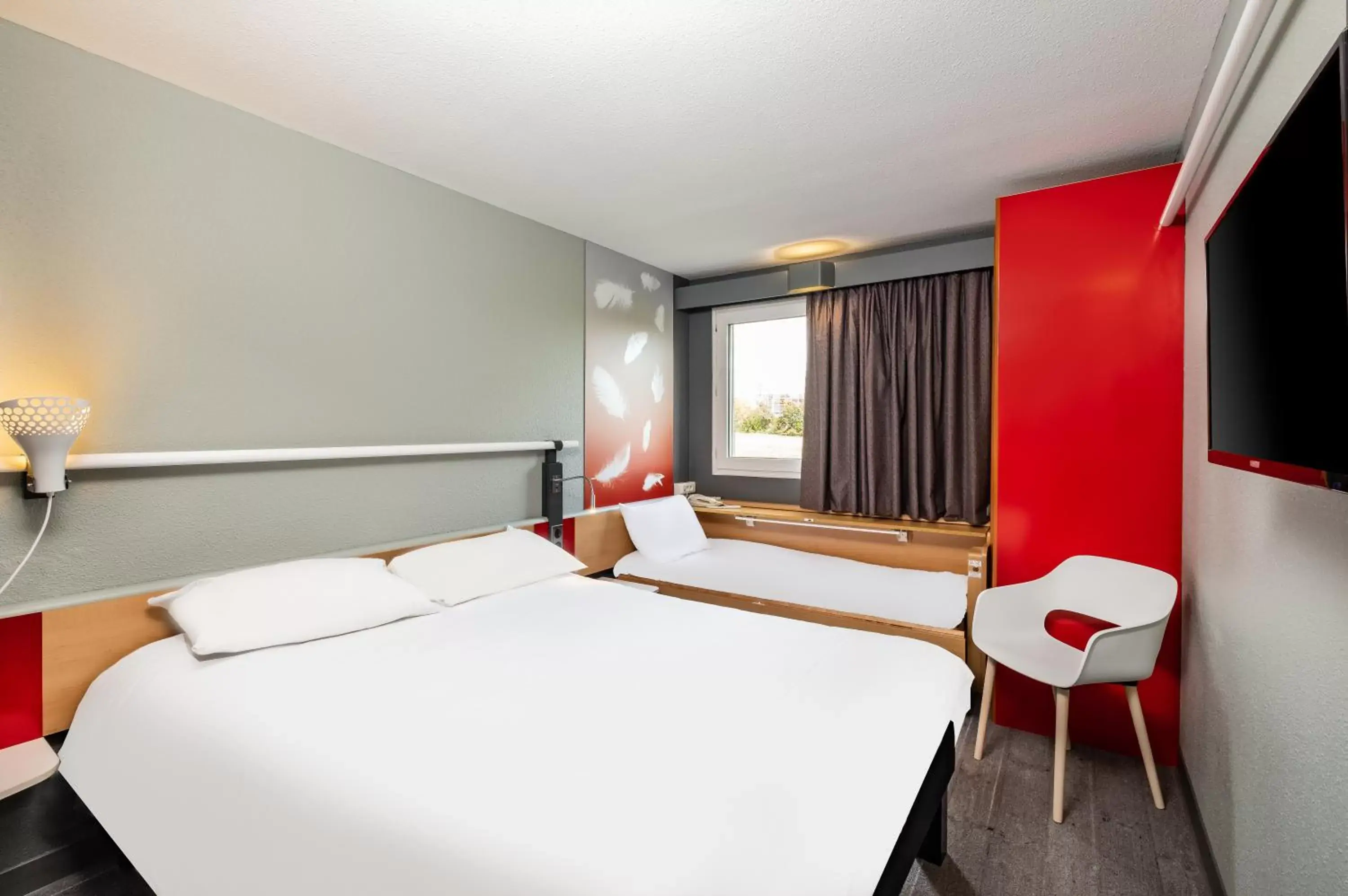 Bed in ibis Amboise