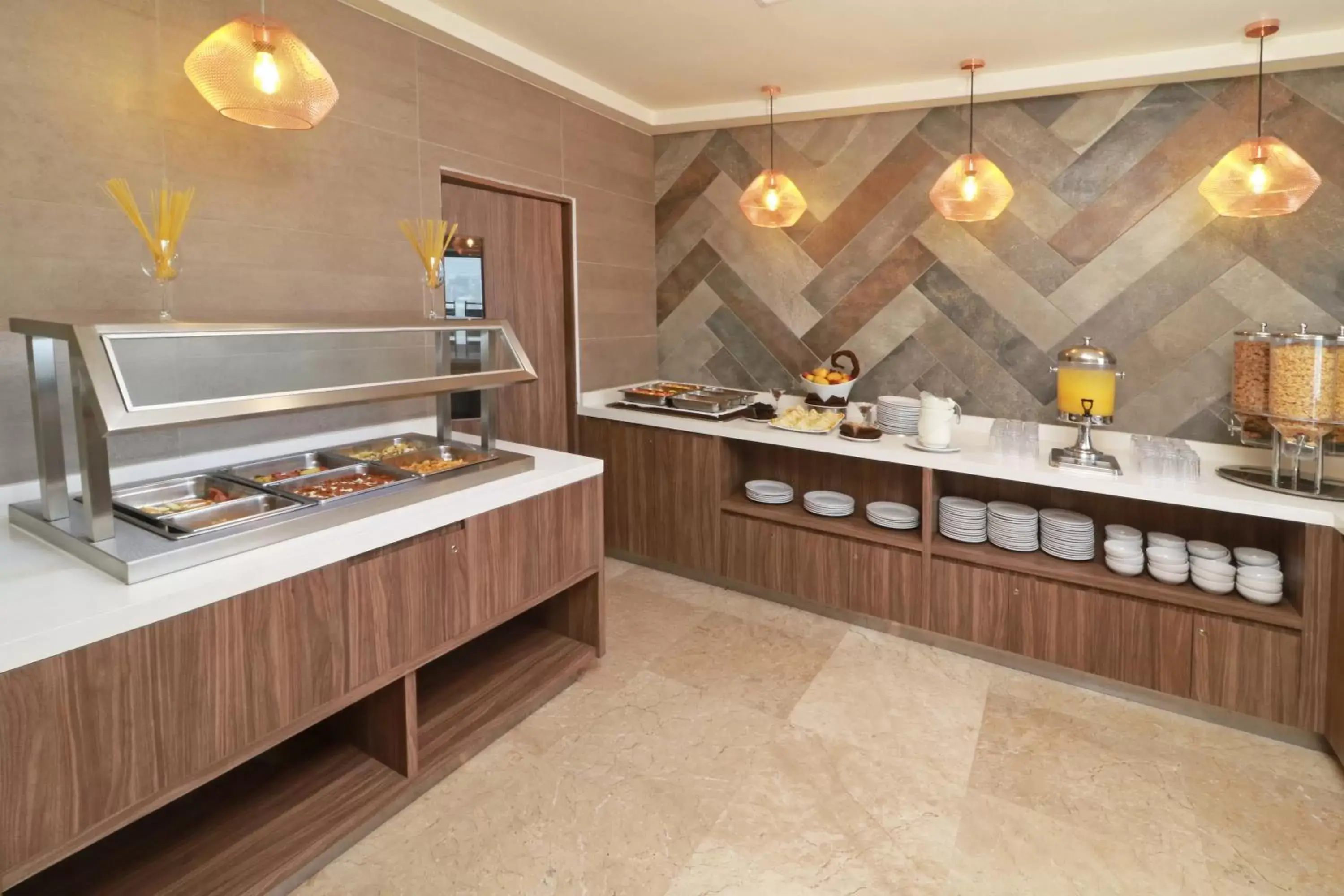 Buffet breakfast, Kitchen/Kitchenette in Wyndham Garden Monterrey Valle Real