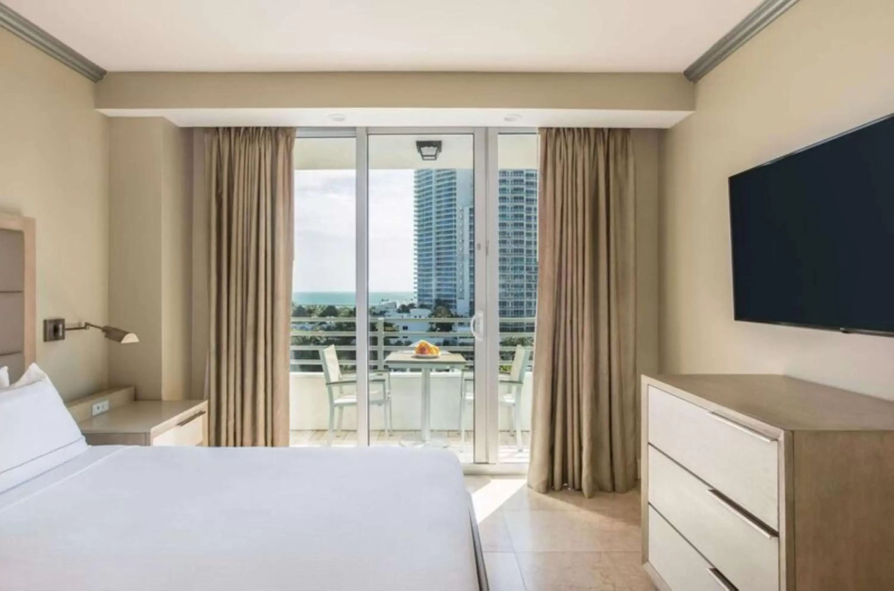 Bed, TV/Entertainment Center in Hilton Bentley Miami/South Beach