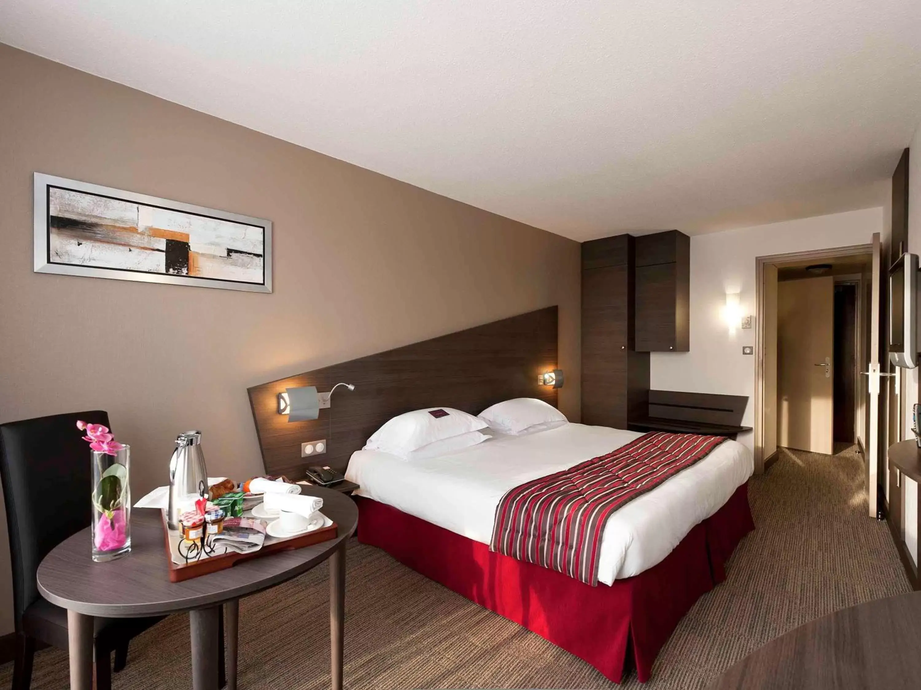 Photo of the whole room, Bed in Mercure Vannes Le Port