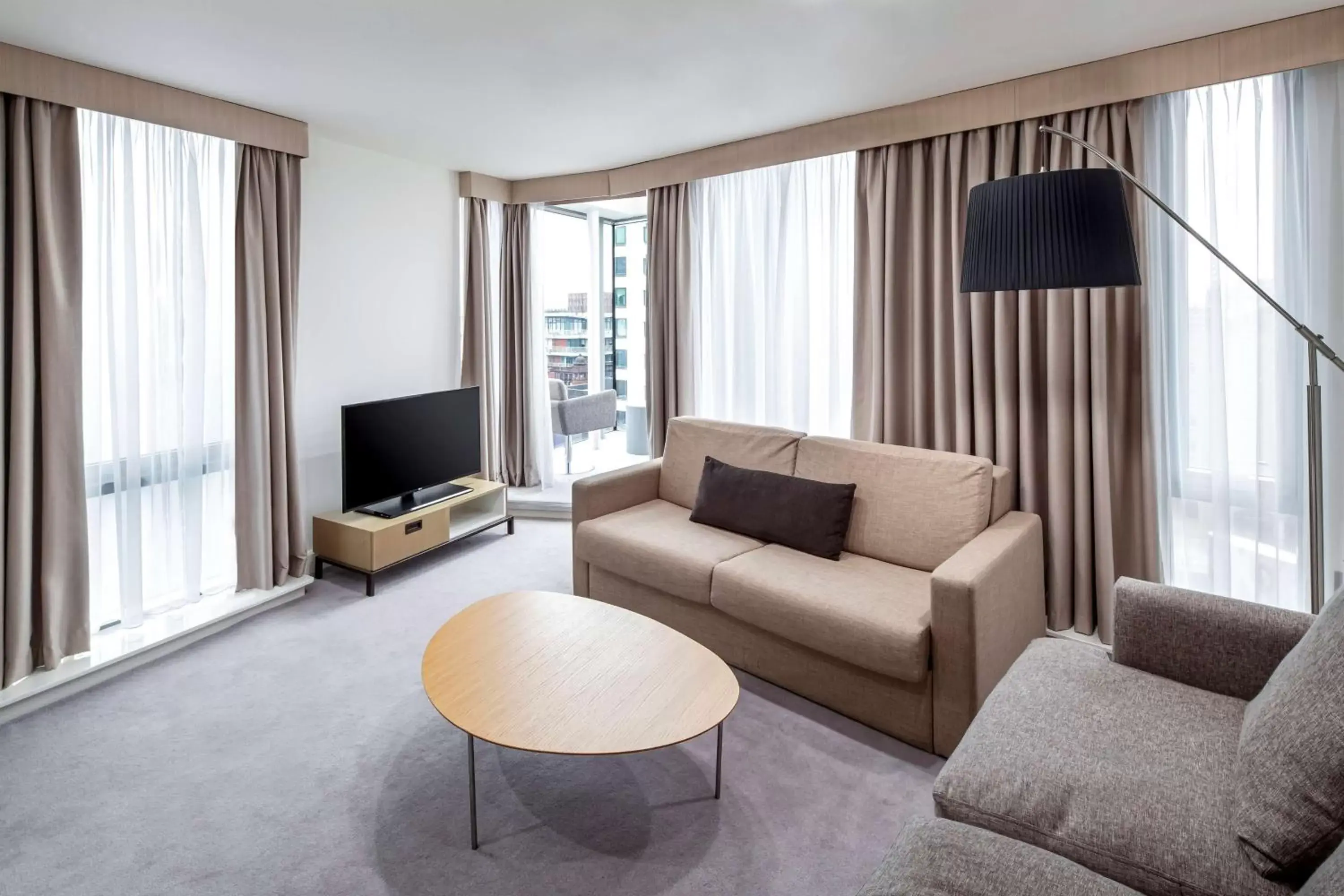 Living room, Seating Area in DoubleTree by Hilton Manchester Piccadilly
