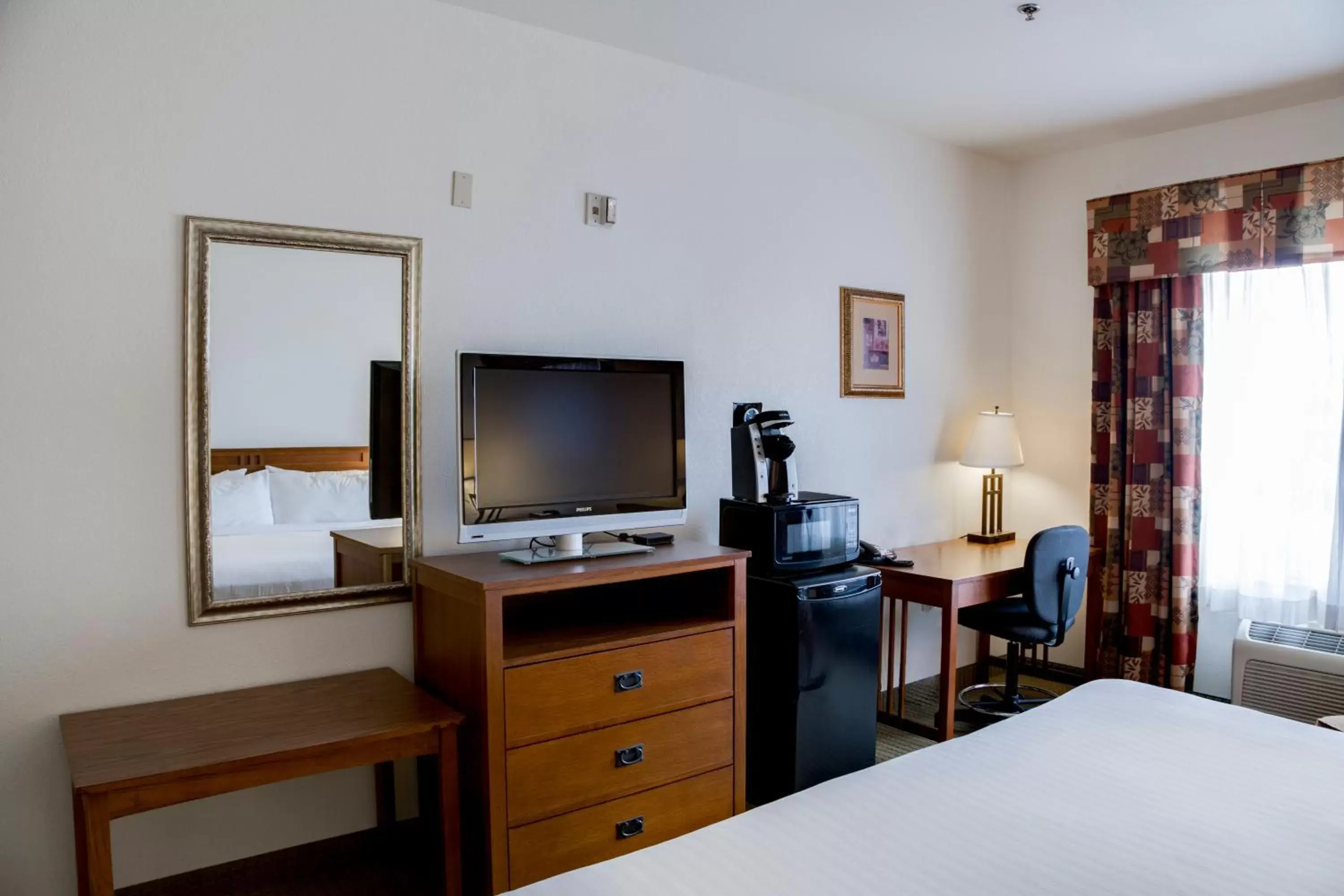 Bedroom, TV/Entertainment Center in Holiday Inn Express & Suites Jacksonville, an IHG Hotel