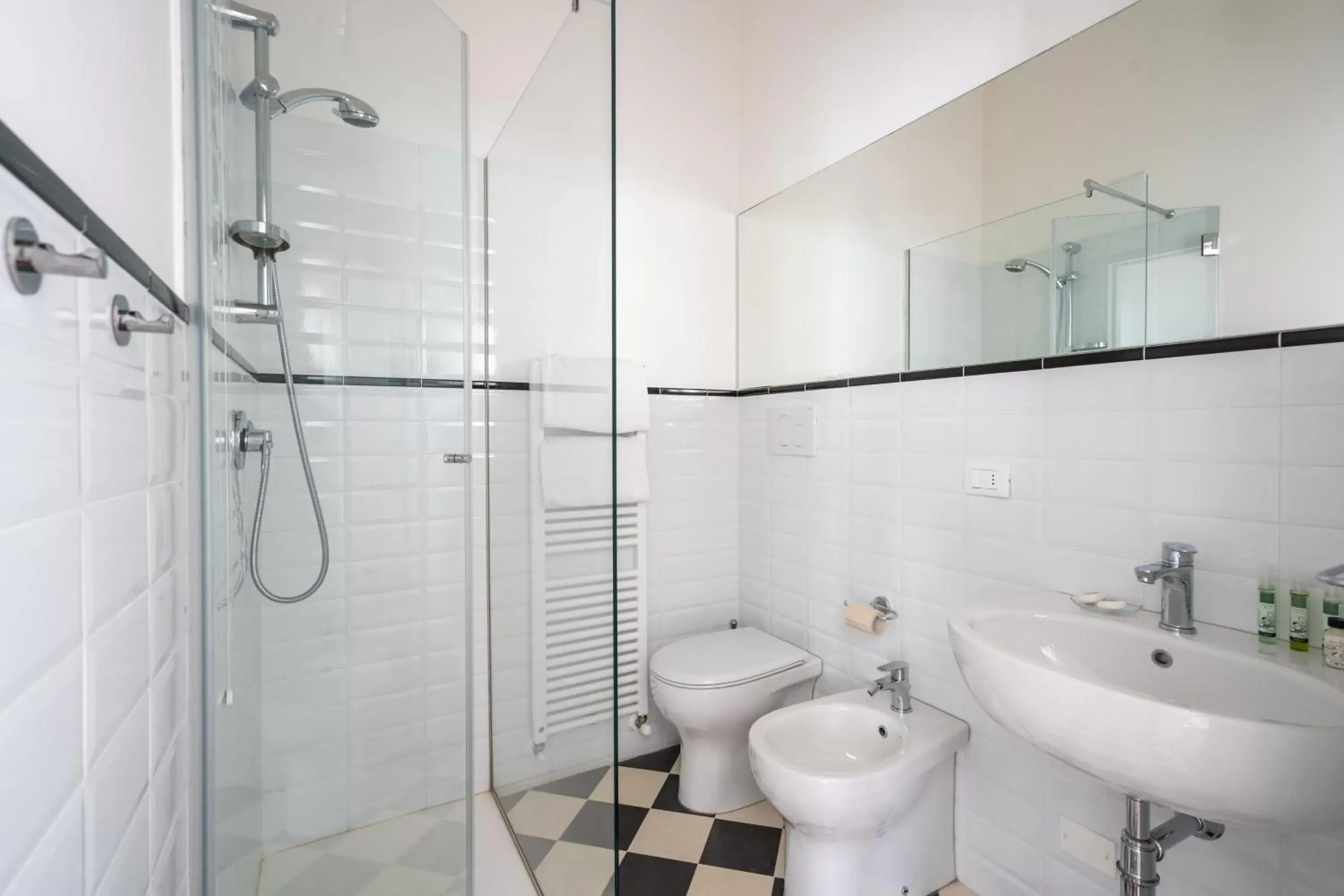 Shower, Bathroom in Hotel Select Suites & Spa - Apartments