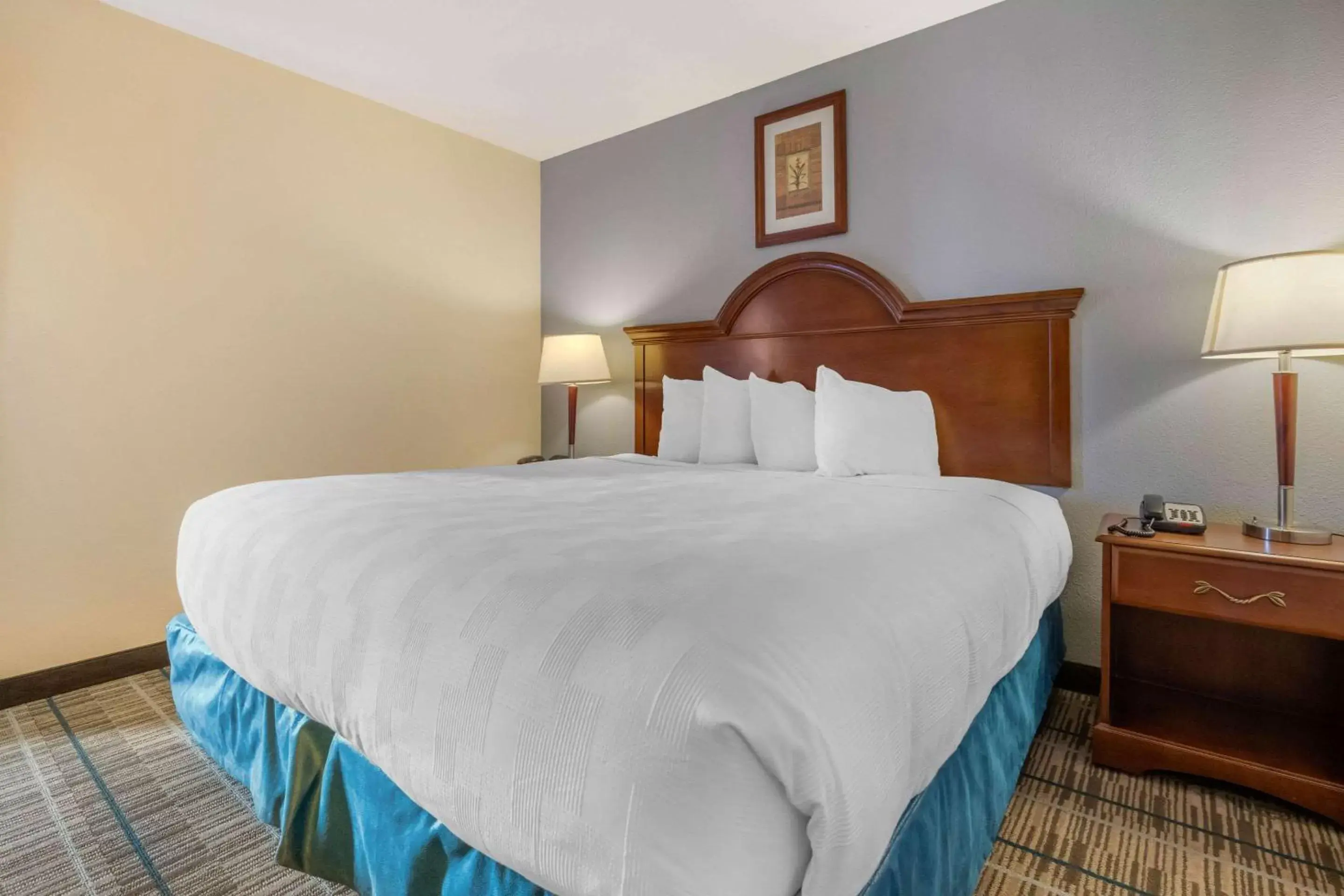 Bedroom, Bed in MainStay Suites Grantville