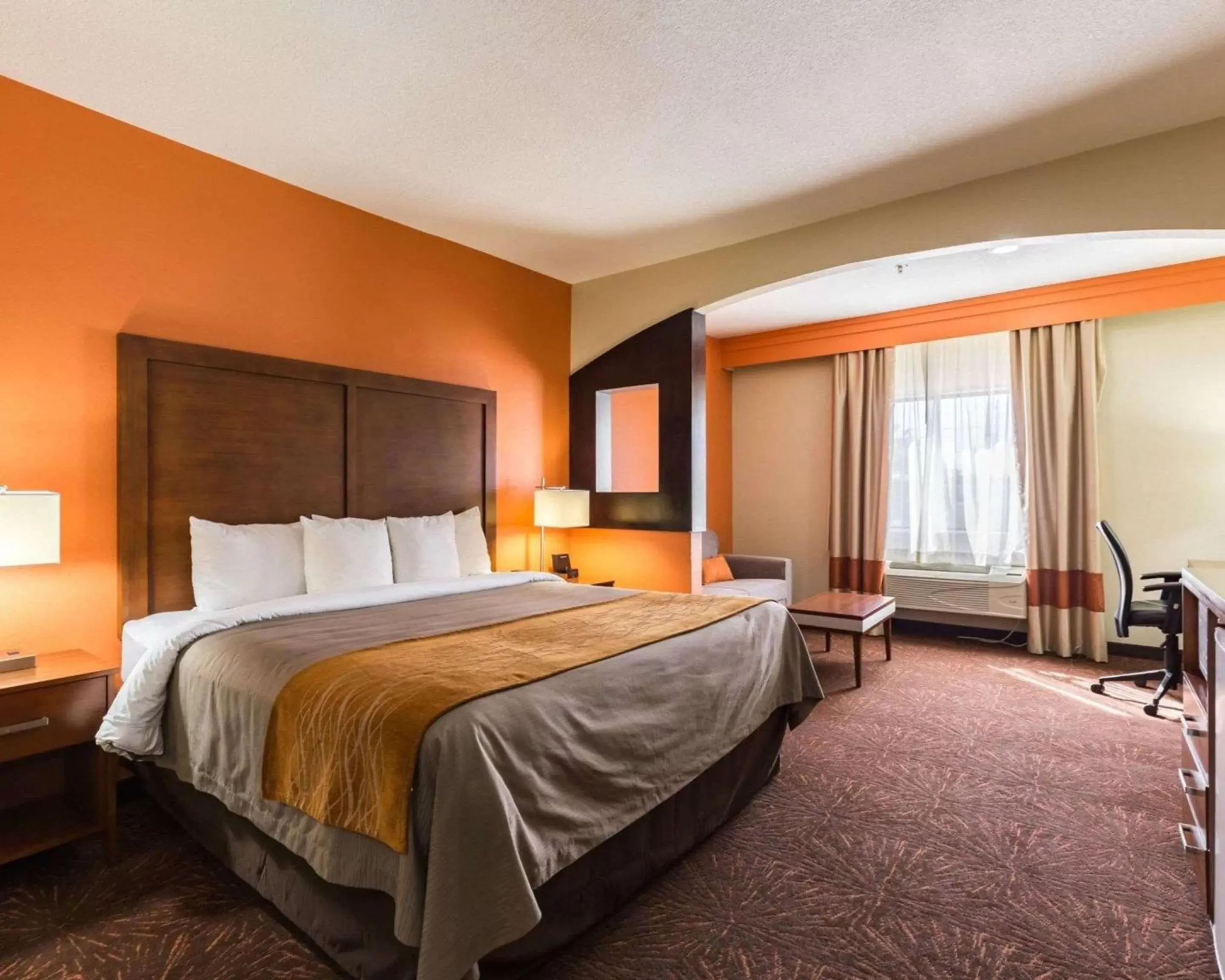 Photo of the whole room, Bed in Econo Lodge Inn & Suites East