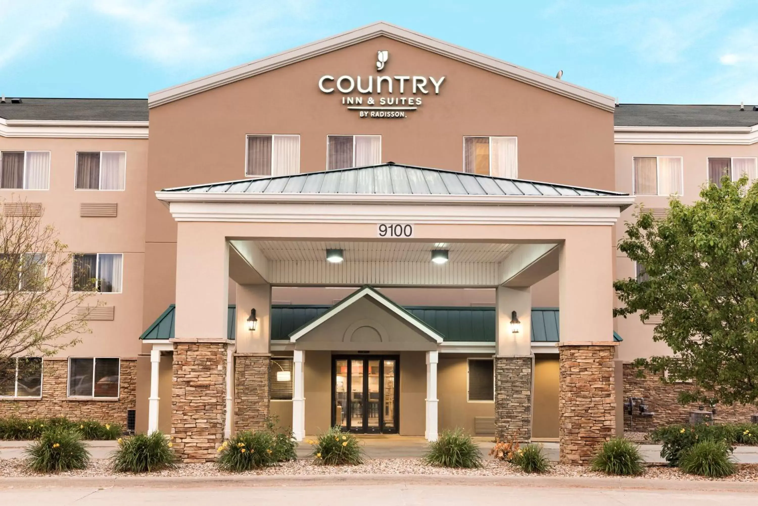 Property building in Country Inn & Suites by Radisson, Cedar Rapids Airport, IA
