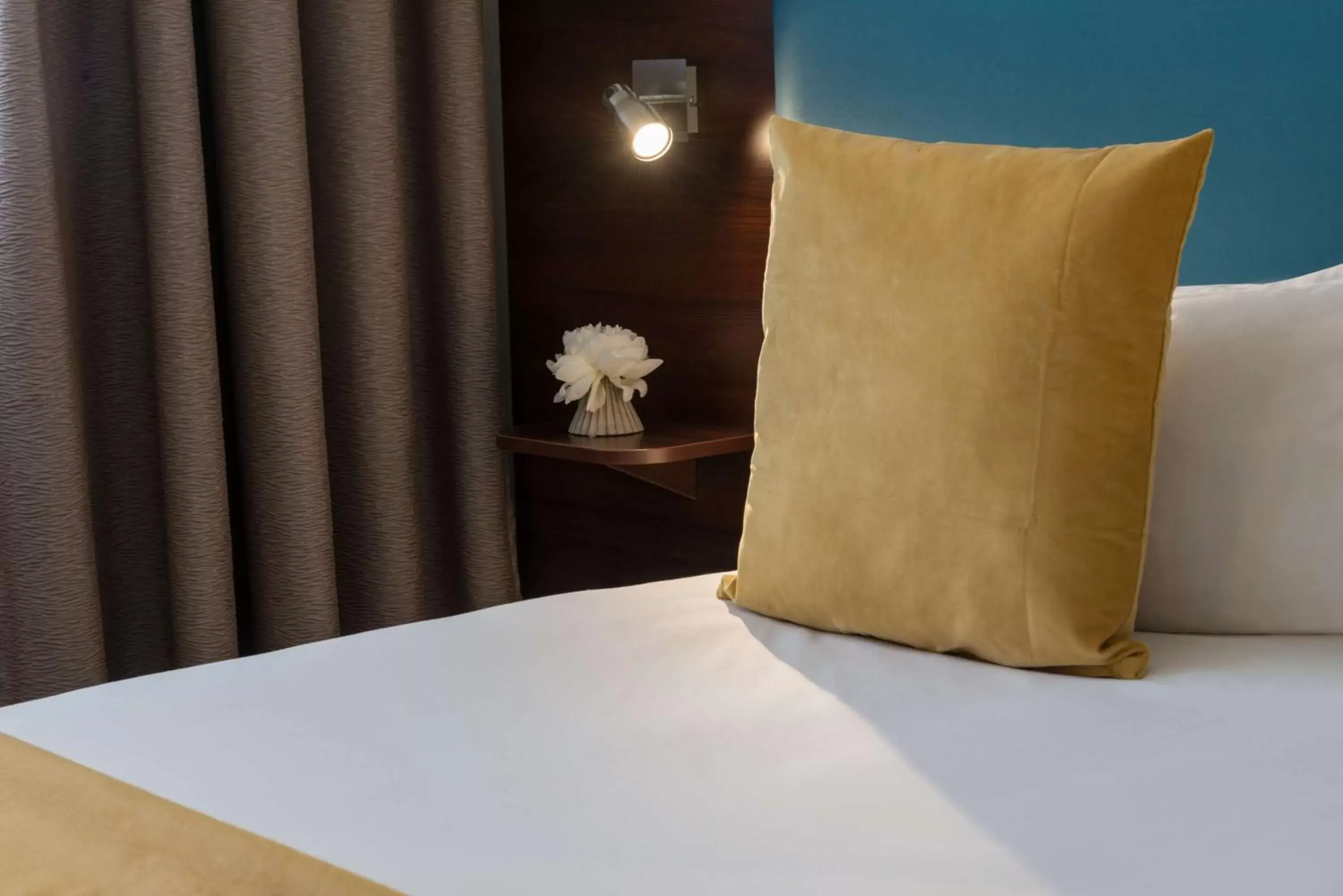 Photo of the whole room, Bed in Best Western Hotel le Galice Aix-en-Provence Photo of the whole room, Bed in Best Western Hotel le Galice Aix-en-Provence