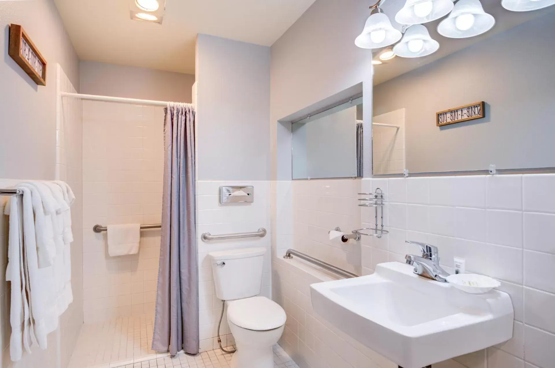 Facility for disabled guests, Bathroom in Bend Riverside Condos