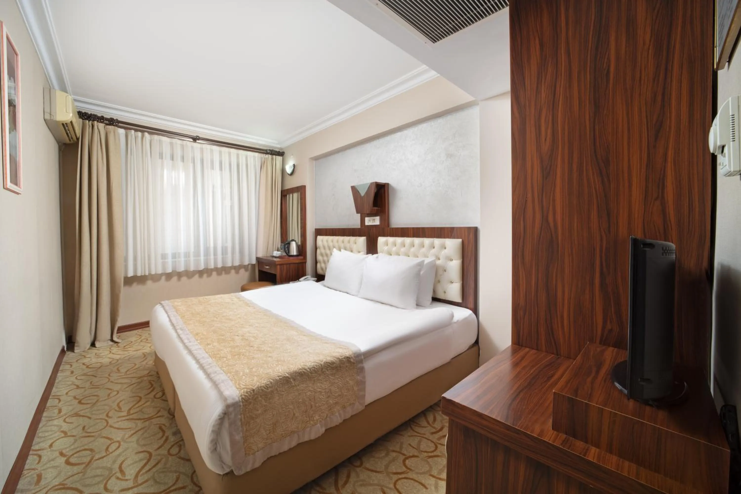Bed in Elan Hotel Istanbul Pera