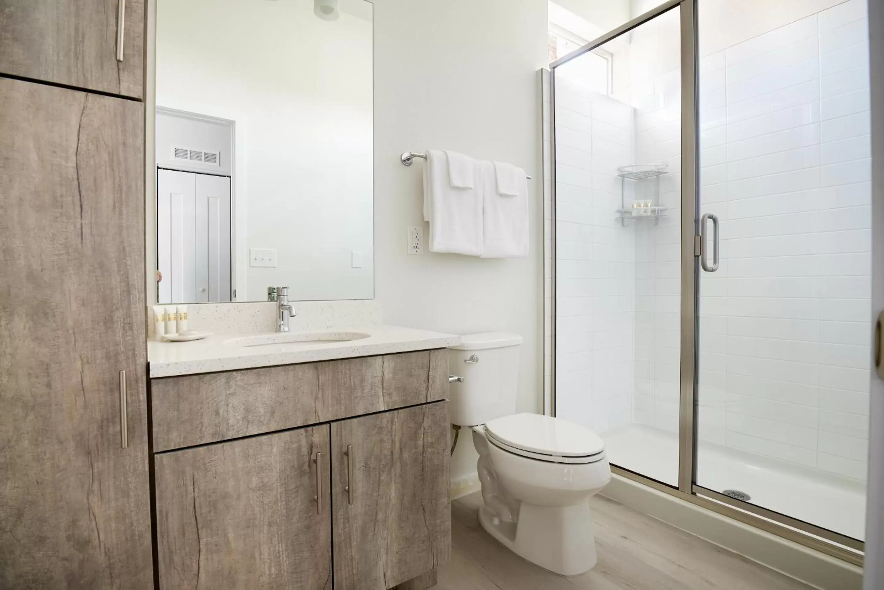 Living room, Bathroom in Sonder Zuni