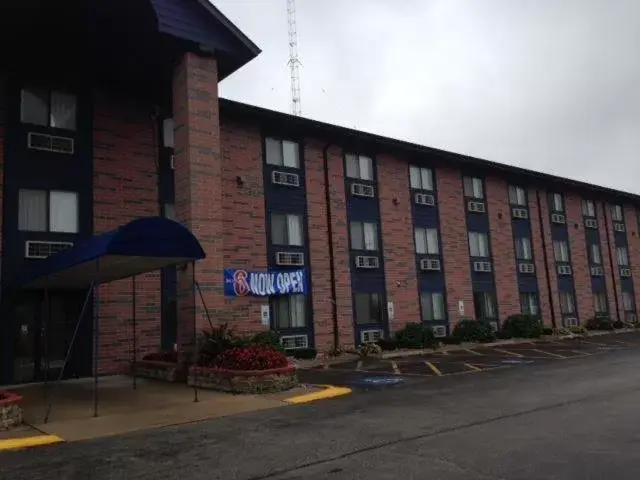 Facade/entrance, Property Building in Motel 6-Elk Grove Village, IL