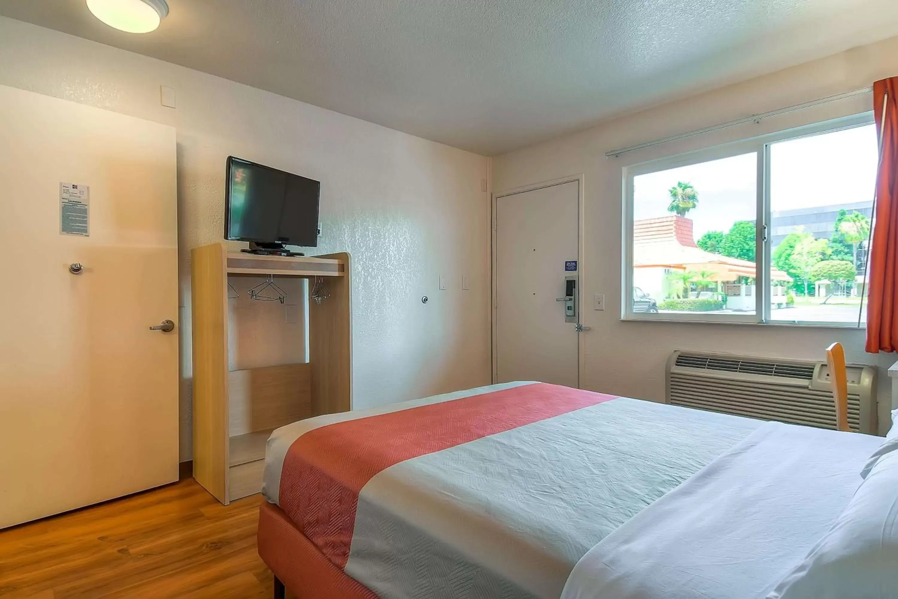 TV and multimedia, Bed in Motel 6-Westminster, CA - South - Long Beach Area