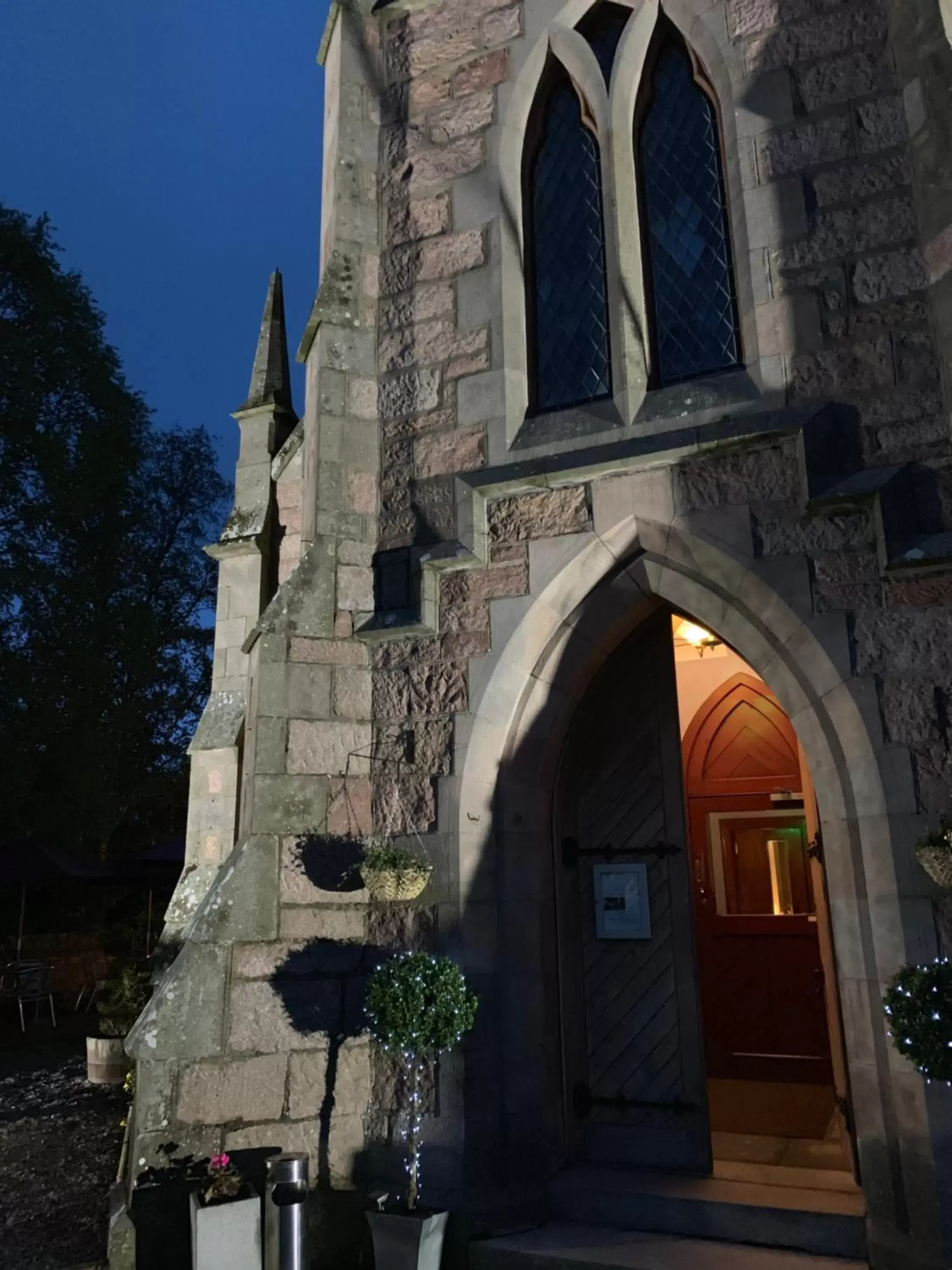 Facade/entrance in The Auld Kirk