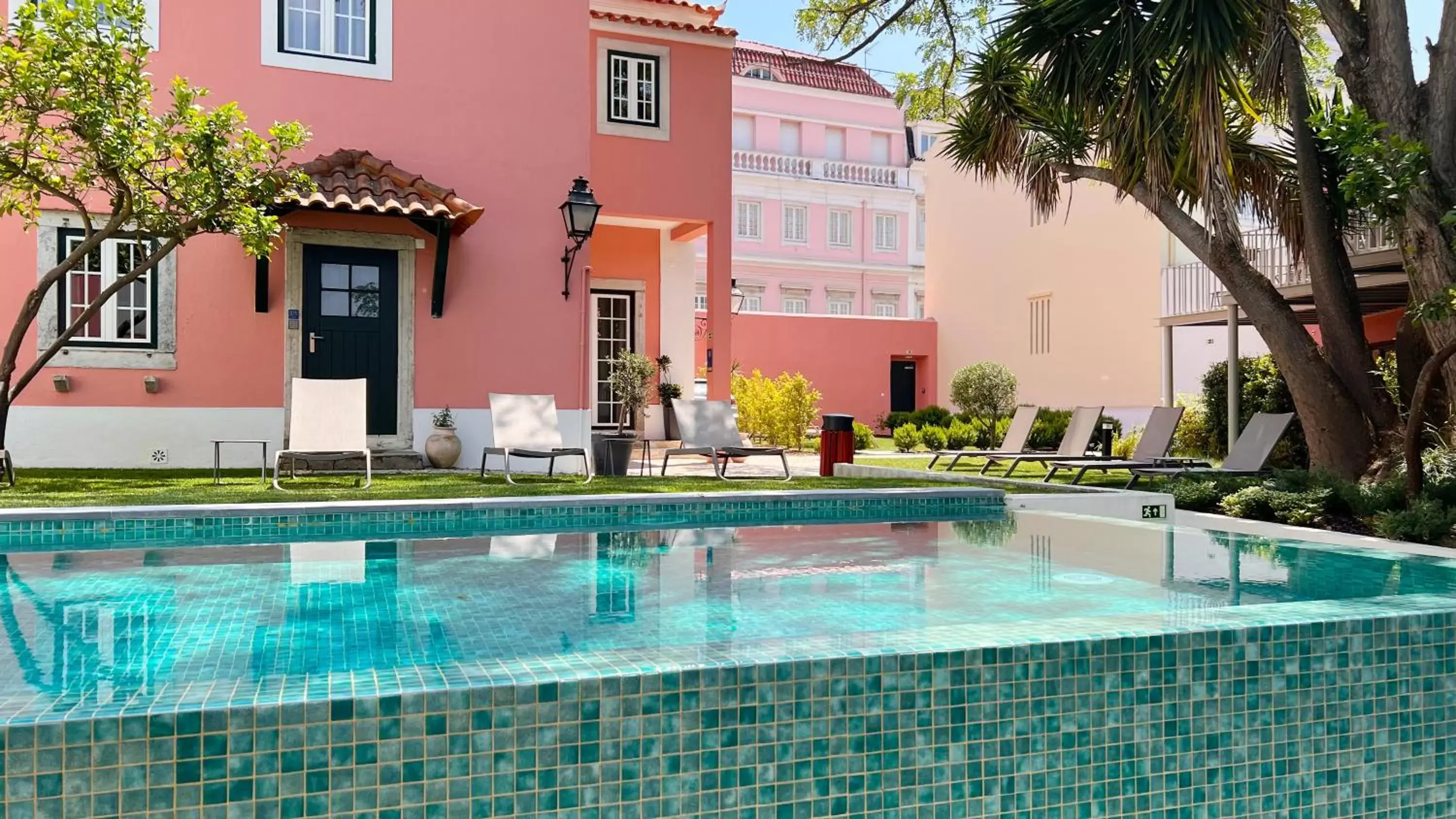 Swimming pool, Property Building in Jardim da Lapa by Shiadu
