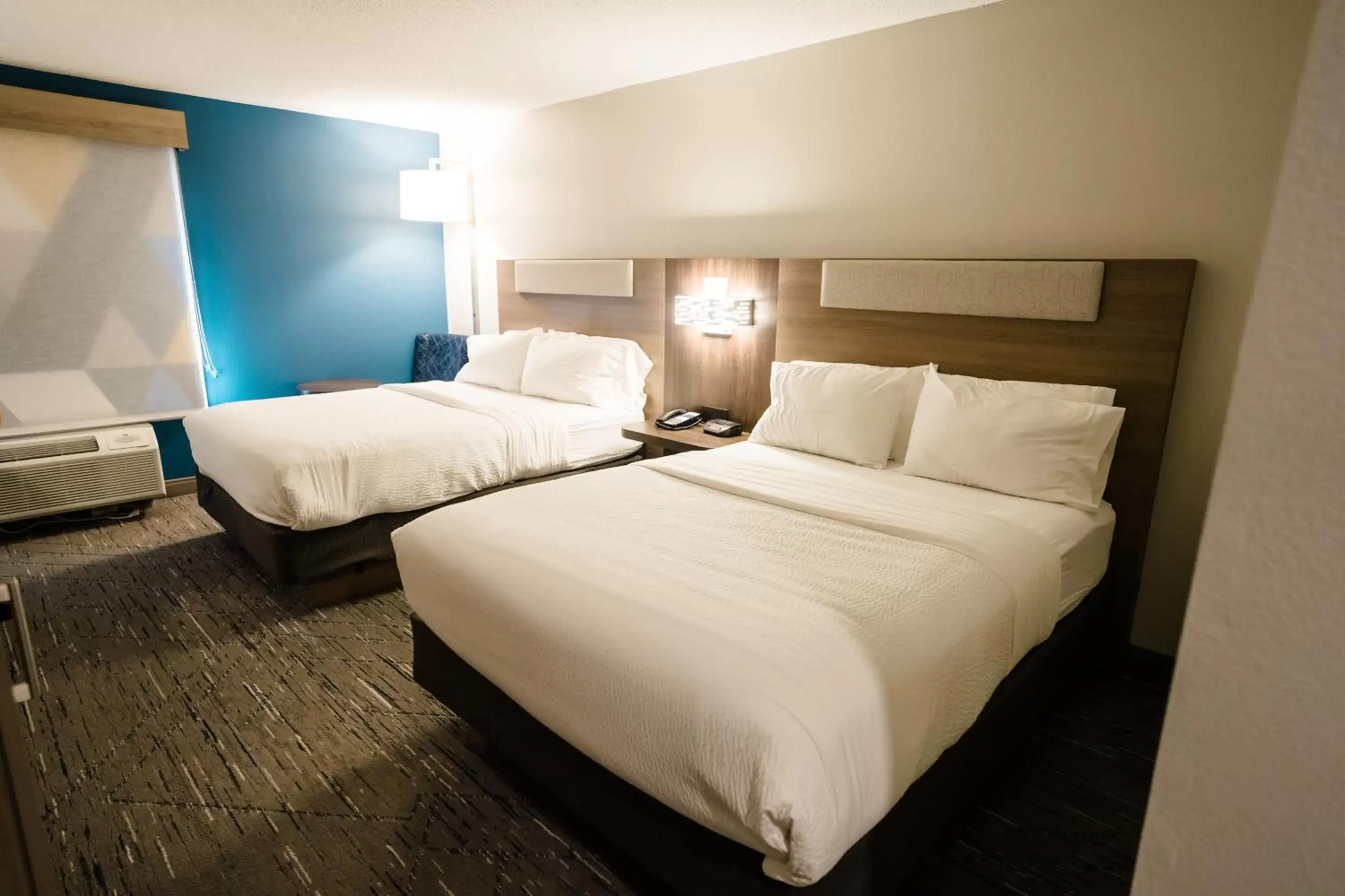 Photo of the whole room, Bed in Holiday Inn Express Hotel & Suites Knoxville-North-I-75 Exit 112, an IHG Hotel