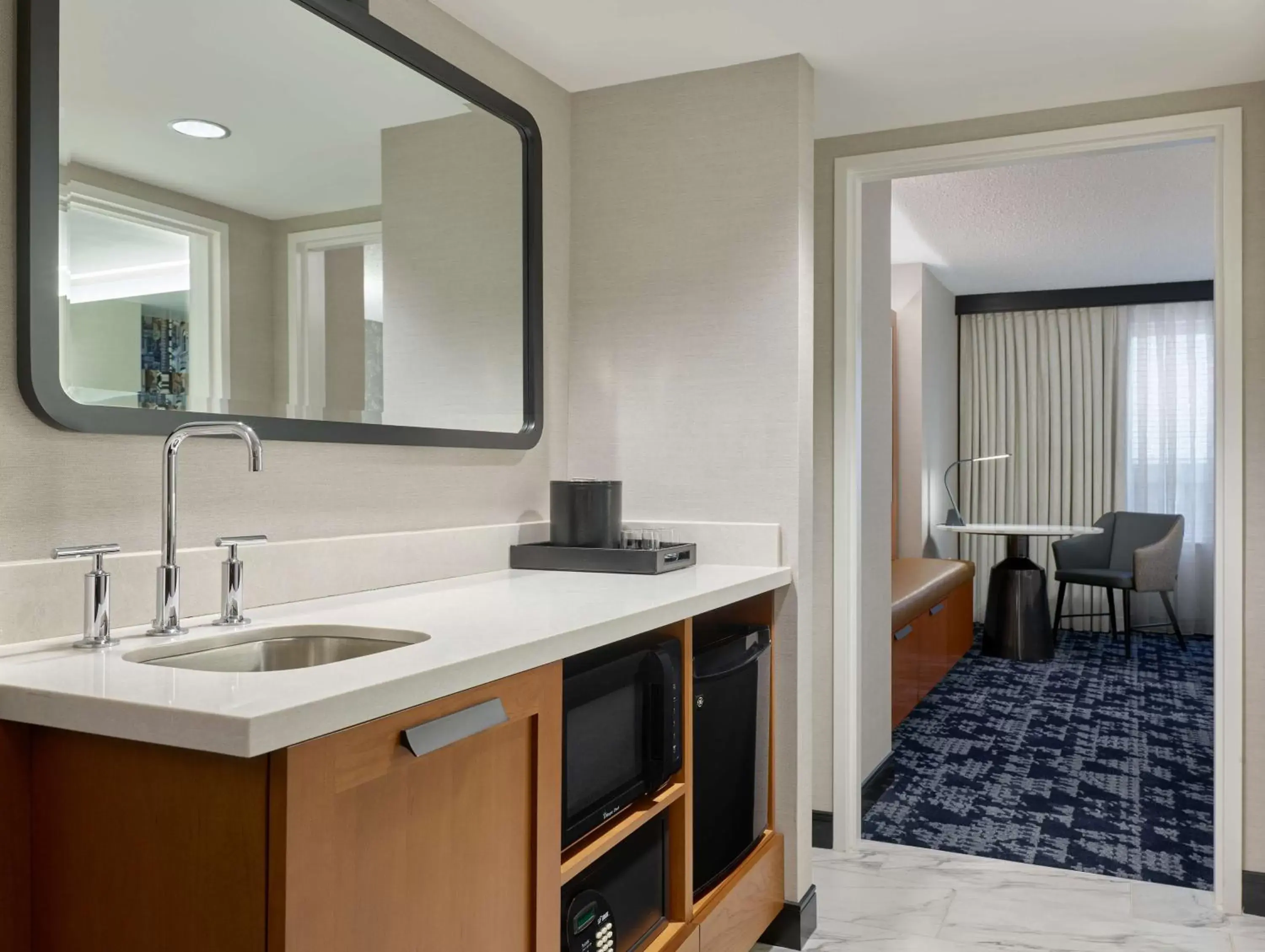 Photo of the whole room, Kitchen/Kitchenette in Embassy Suites by Hilton Washington DC Convention Center