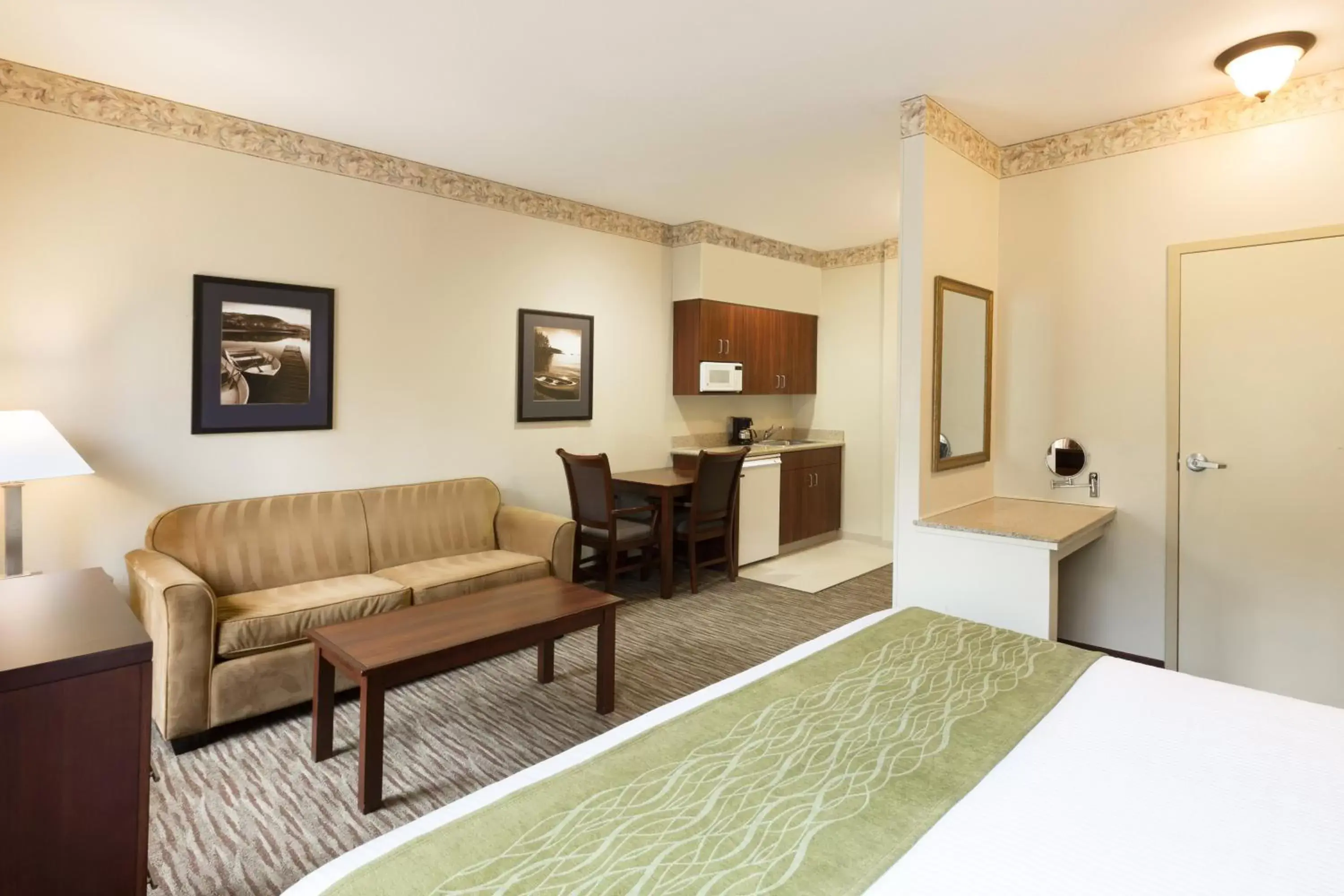 Bed, Seating Area in Hawthorn Suites by Wyndham Rancho Cordova/Folsom