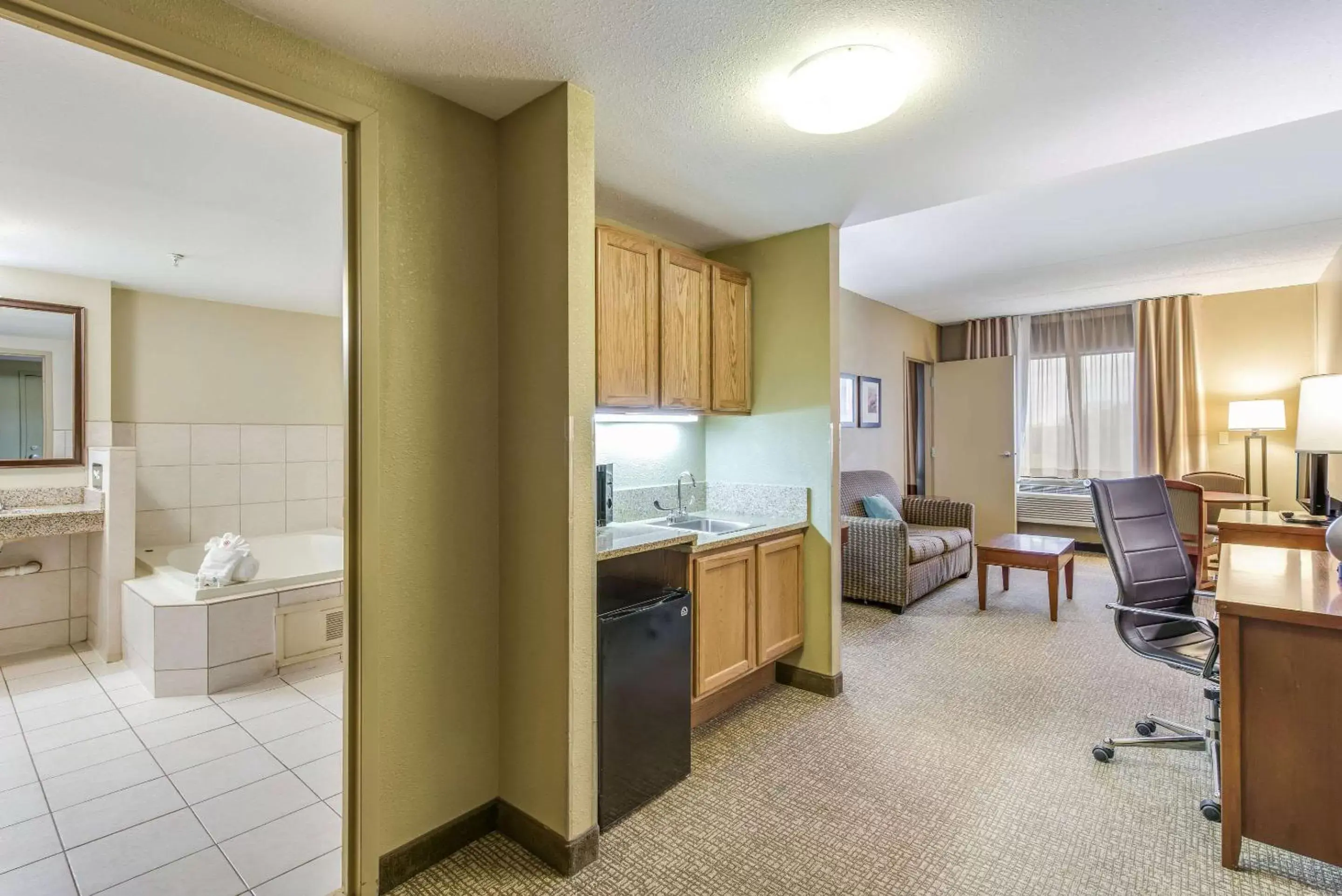 Photo of the whole room, Kitchen/Kitchenette in Comfort Suites Chicago O'Hare Airport