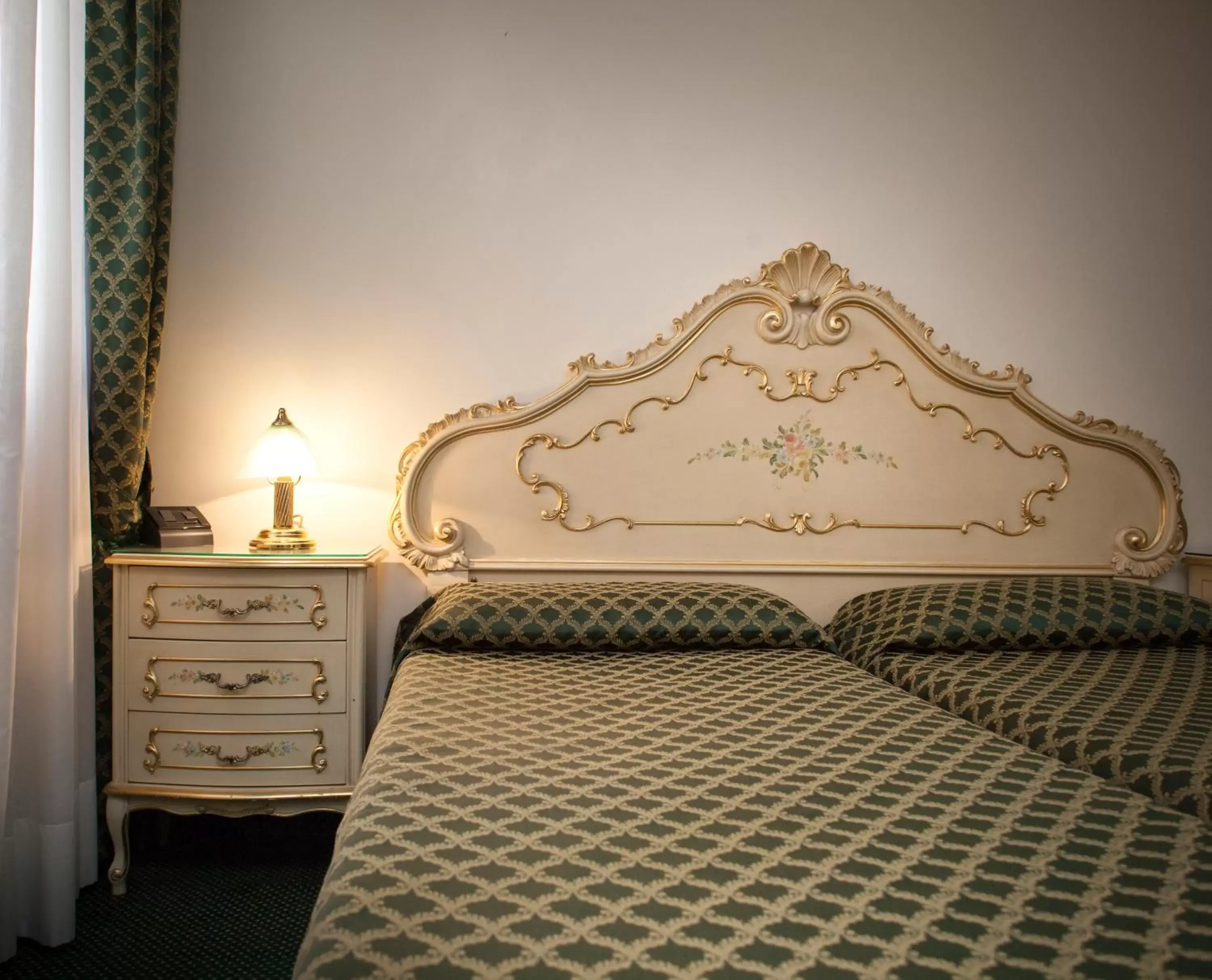 Bed in Hotel Commercio & Pellegrino
