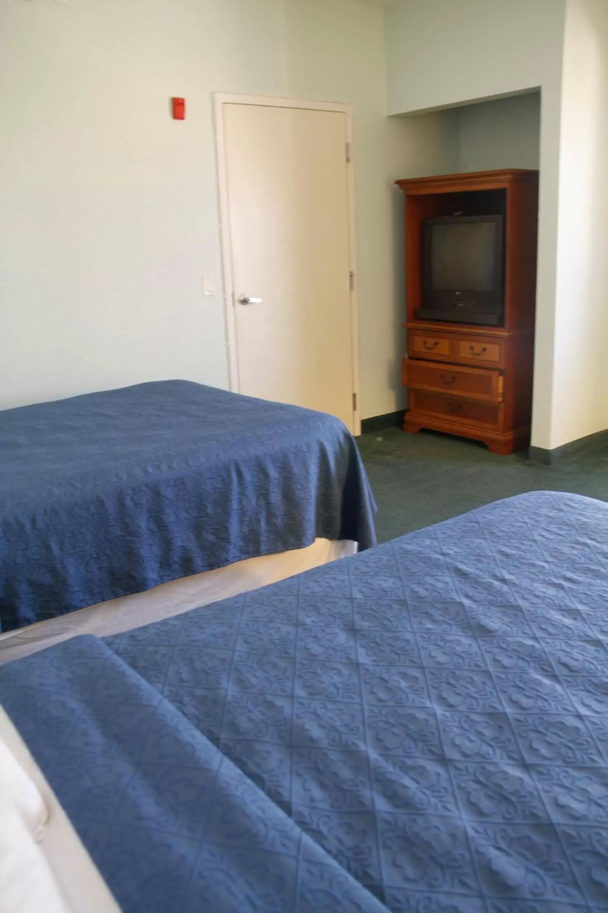 Bedroom, Bed in Cocoa Beach Suites Hotel