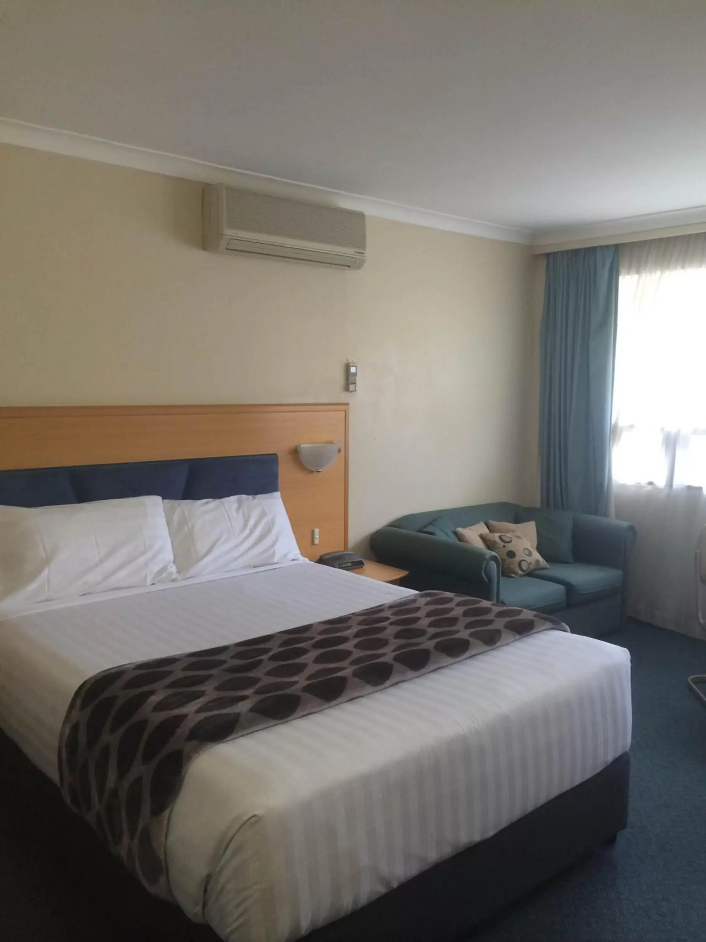 Photo of the whole room, Bed in Park Motor Inn