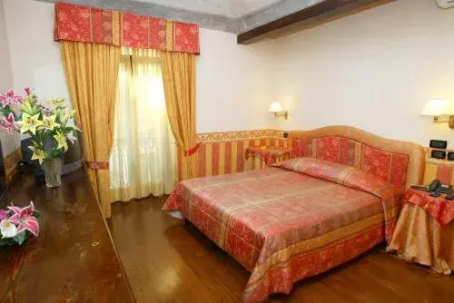 Photo of the whole room, Bed in Hotel Due Mondi Photo of the whole room, Bed in Hotel Due Mondi