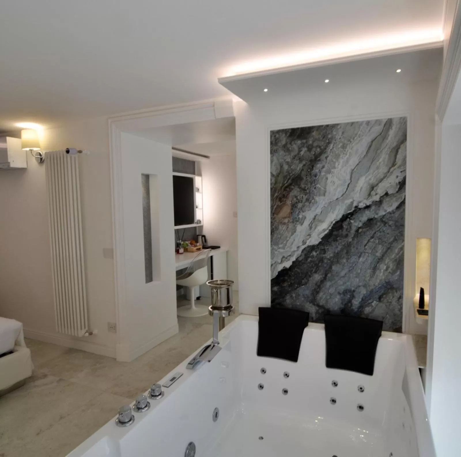 Hot Tub in Domus De Cinti