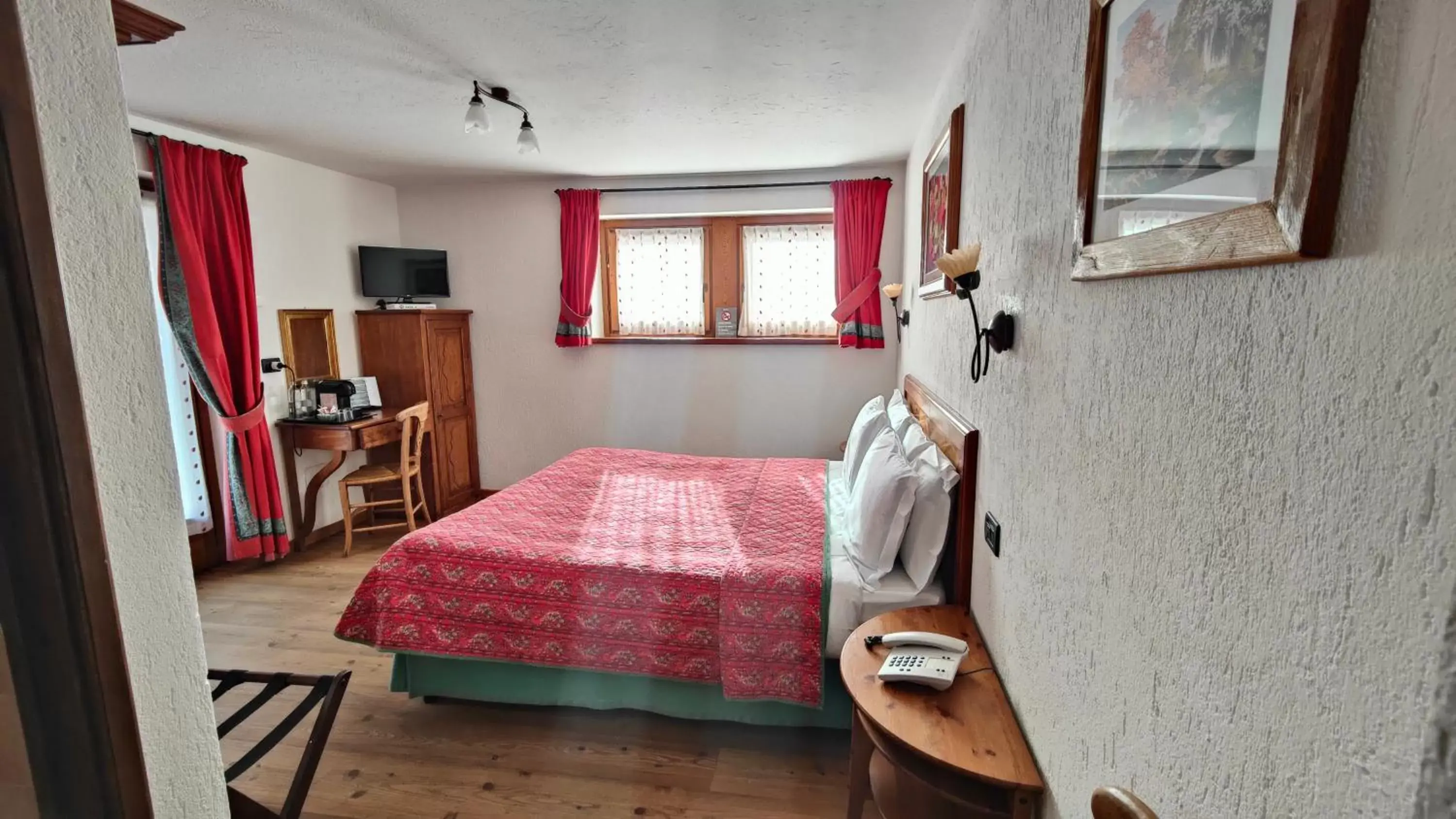 Bedroom in Hotel Lo Campagnar