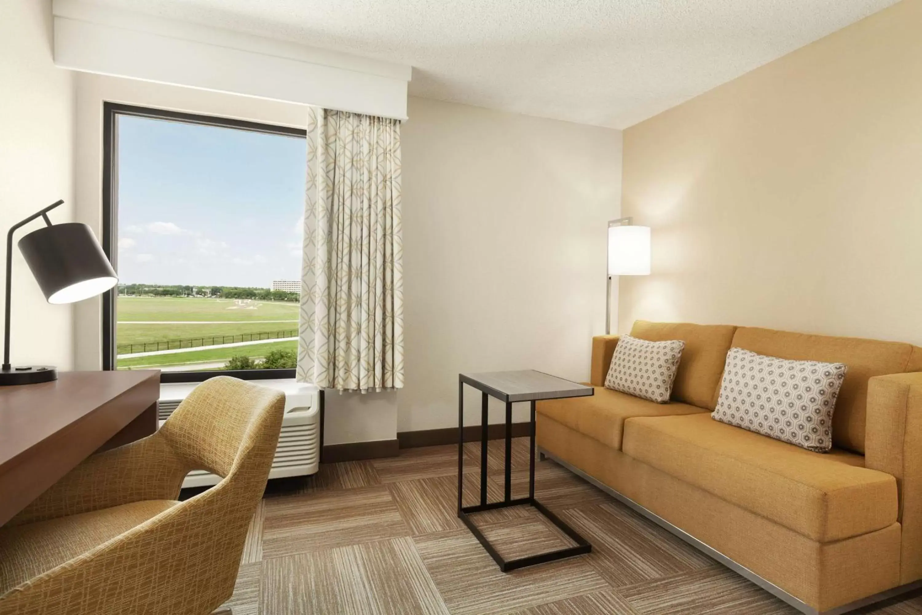 Bedroom, Seating Area in Hampton Inn Houston Hobby Airport