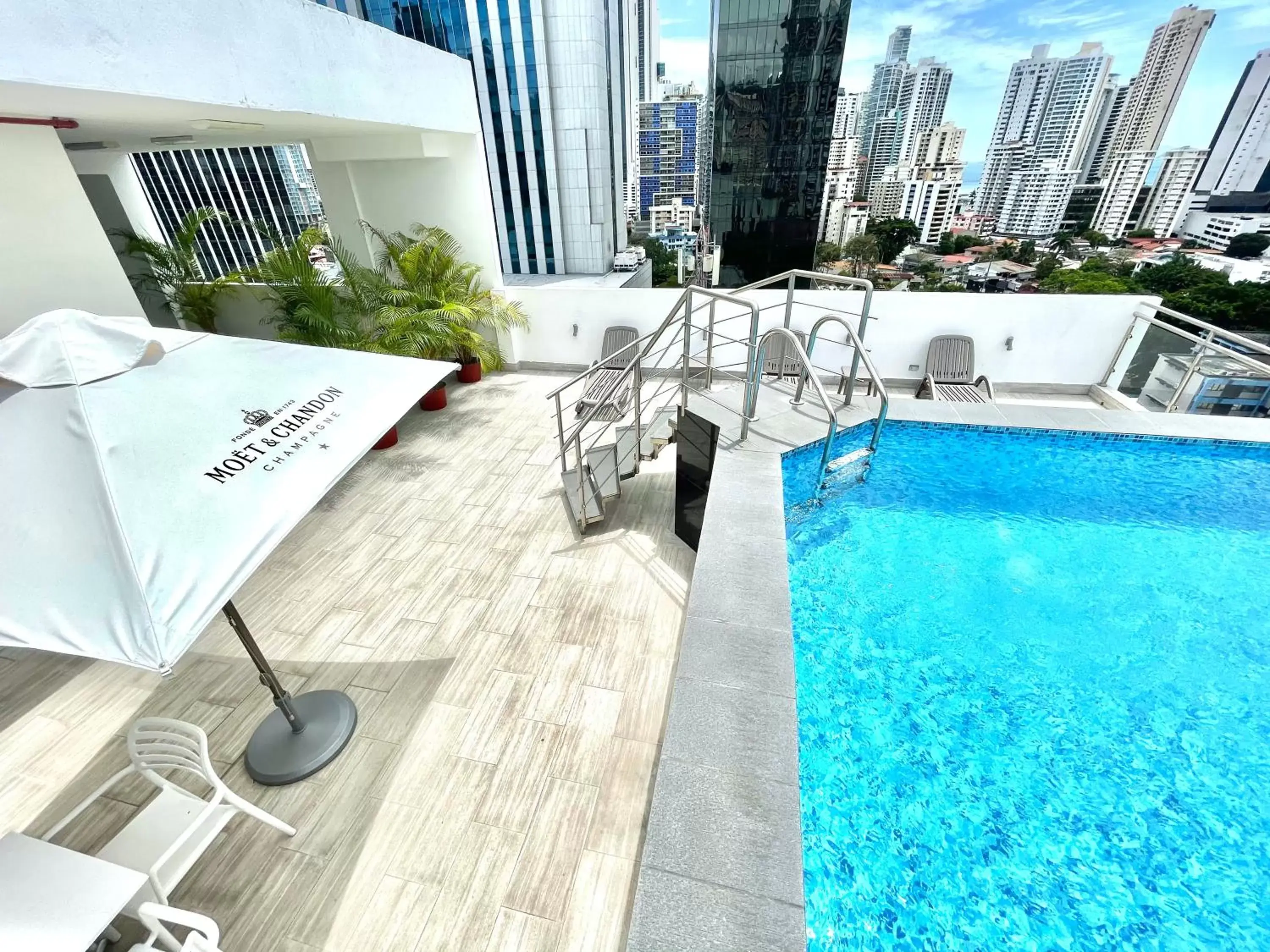 Pool view in Hotel Mio Panamá Pool view in Hotel Mio Panamá