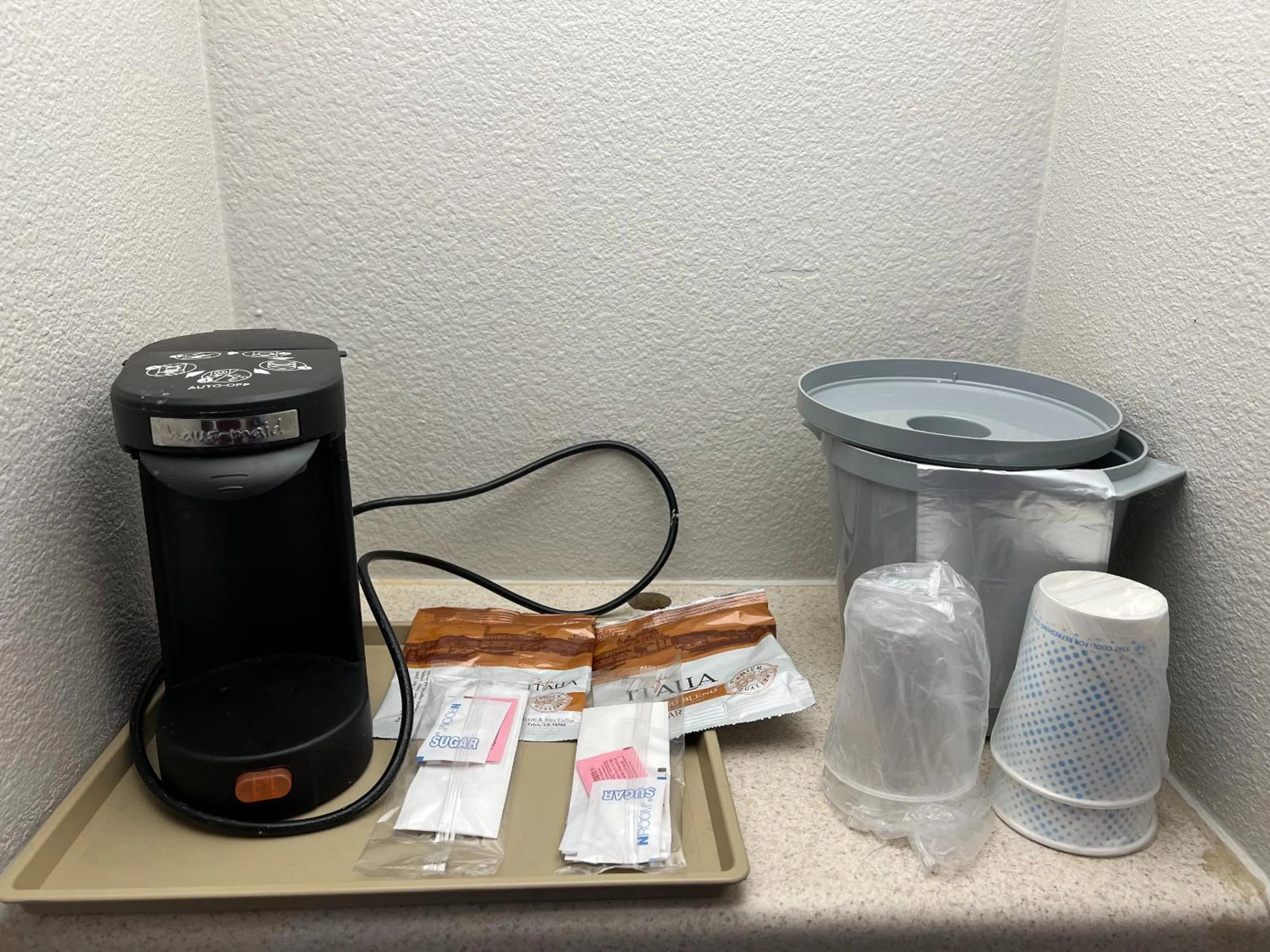 Photo of the whole room, Coffee/Tea Facilities in Red Roof Inn & Suites Irving - DFW Airport South