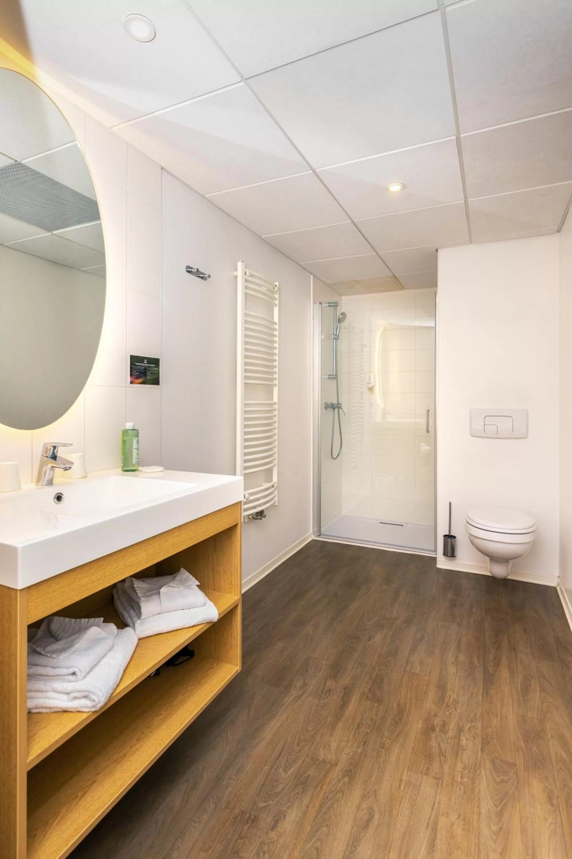 Bathroom, Bed in Aparthotel Adagio Access Nancy Centre