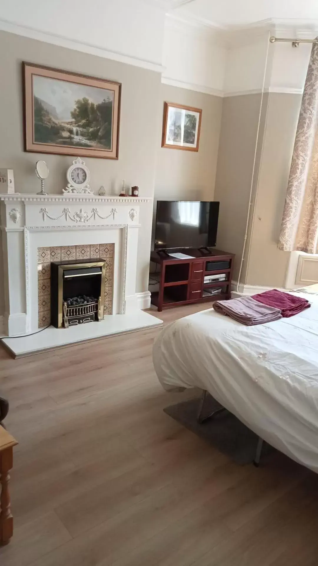 TV/Entertainment Center in Private rooms with breakfast in Bishop Auckland