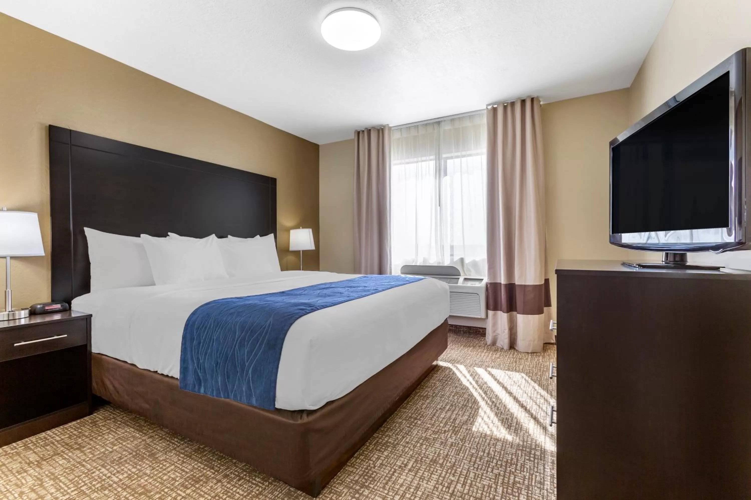 Bed in Comfort Inn & Suites Surprise Near Sun City West